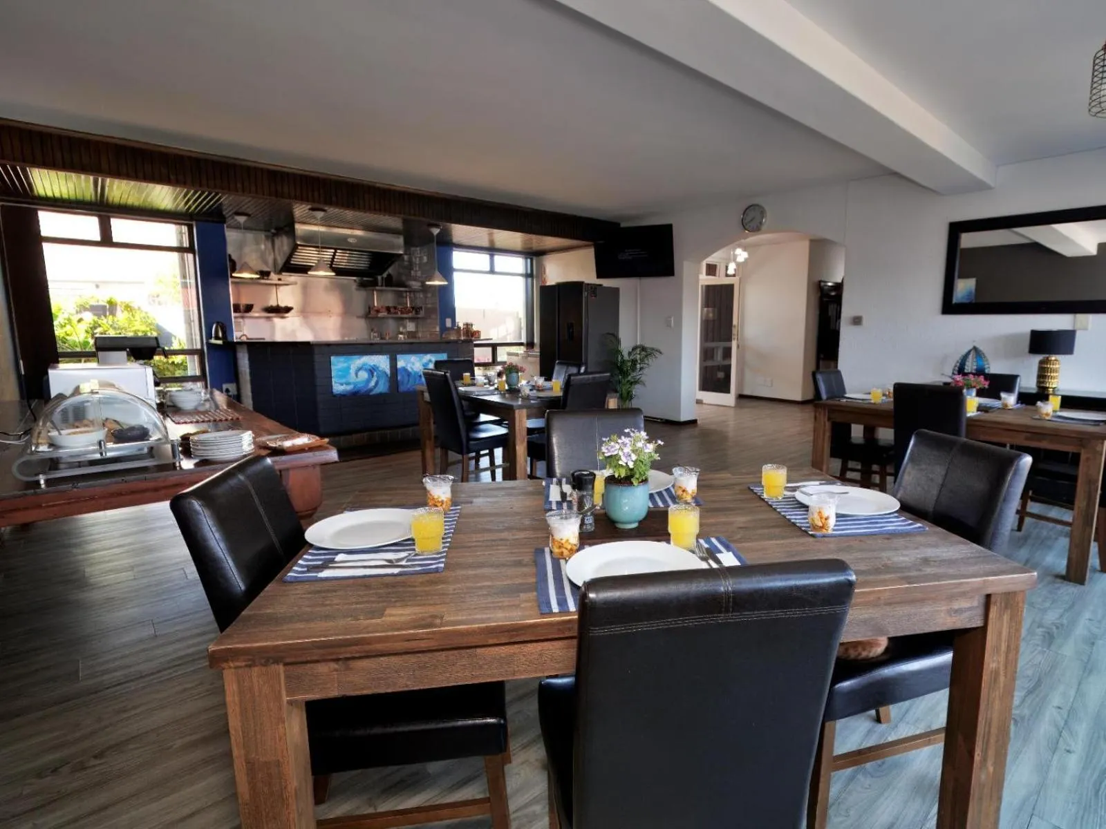 Dining area in Beachwood Inn Melkbosstrand