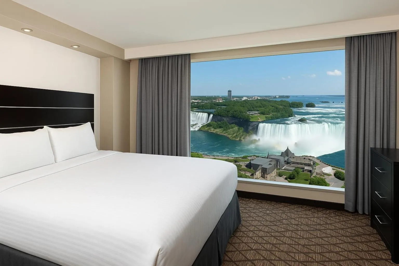 Bedroom, Bed in Tower Hotel at Fallsview
