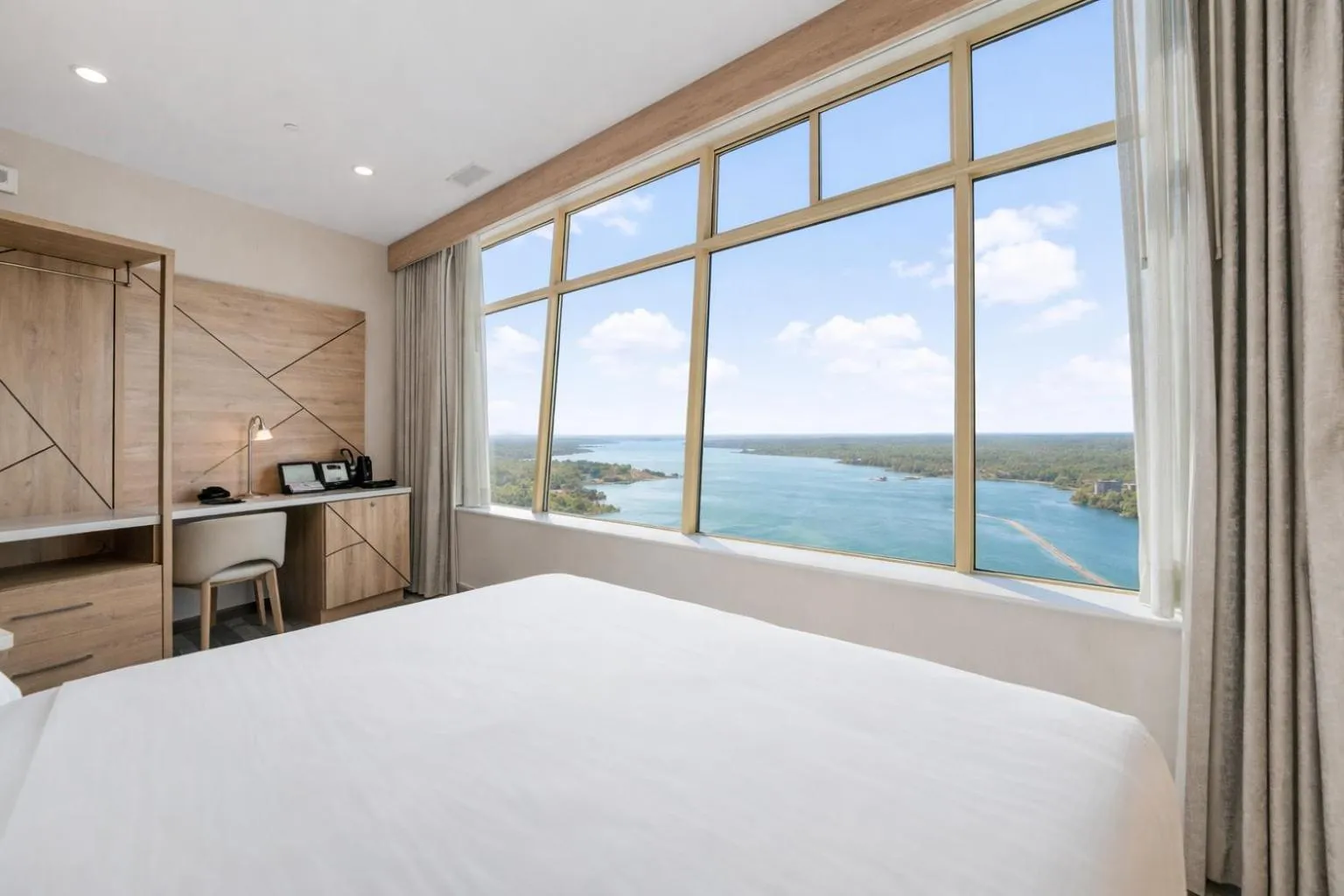 View (from property/room), Bed in Tower Hotel at Fallsview