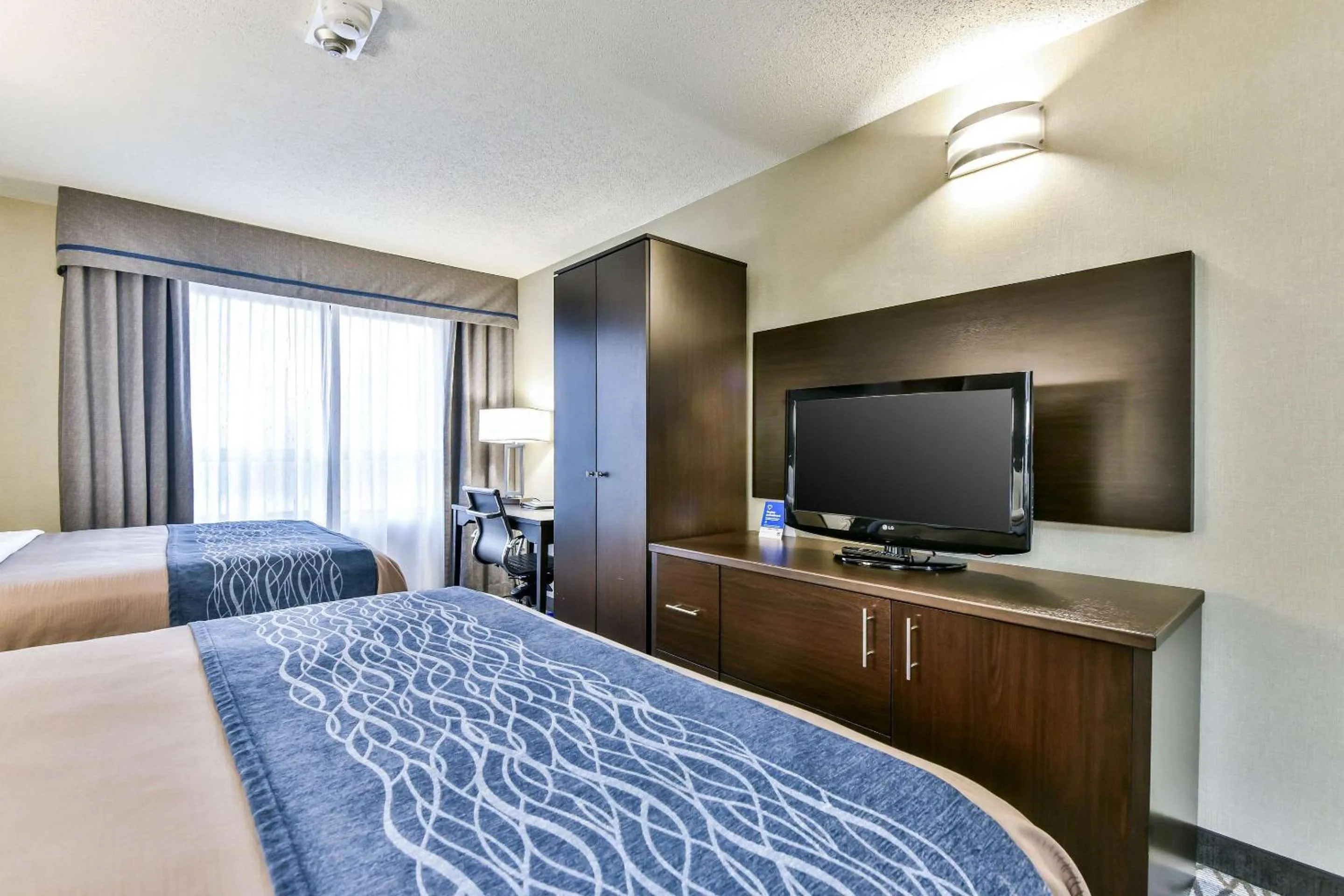 Photo of the whole room, Bed in Comfort Hotel Airport North