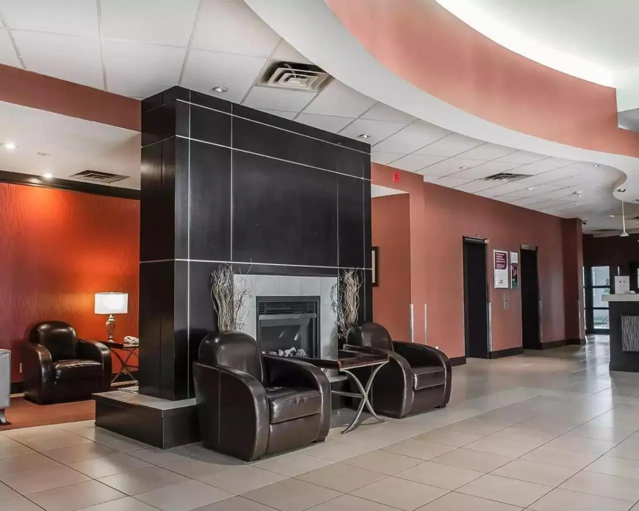 Lobby or reception in Comfort Hotel Airport North