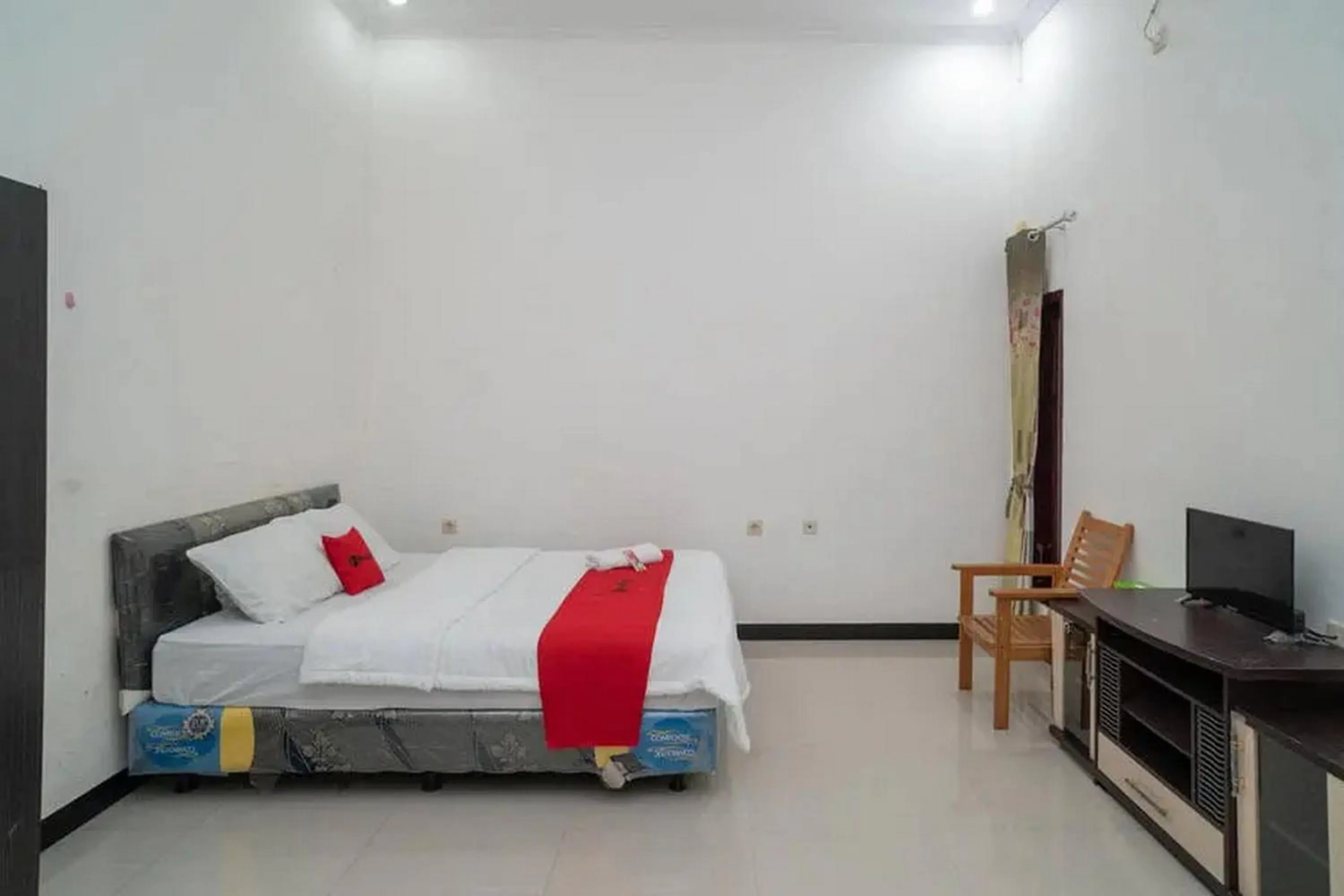 Bedroom in RedDoorz Syariah Near Syamsudin Noor Airport 4