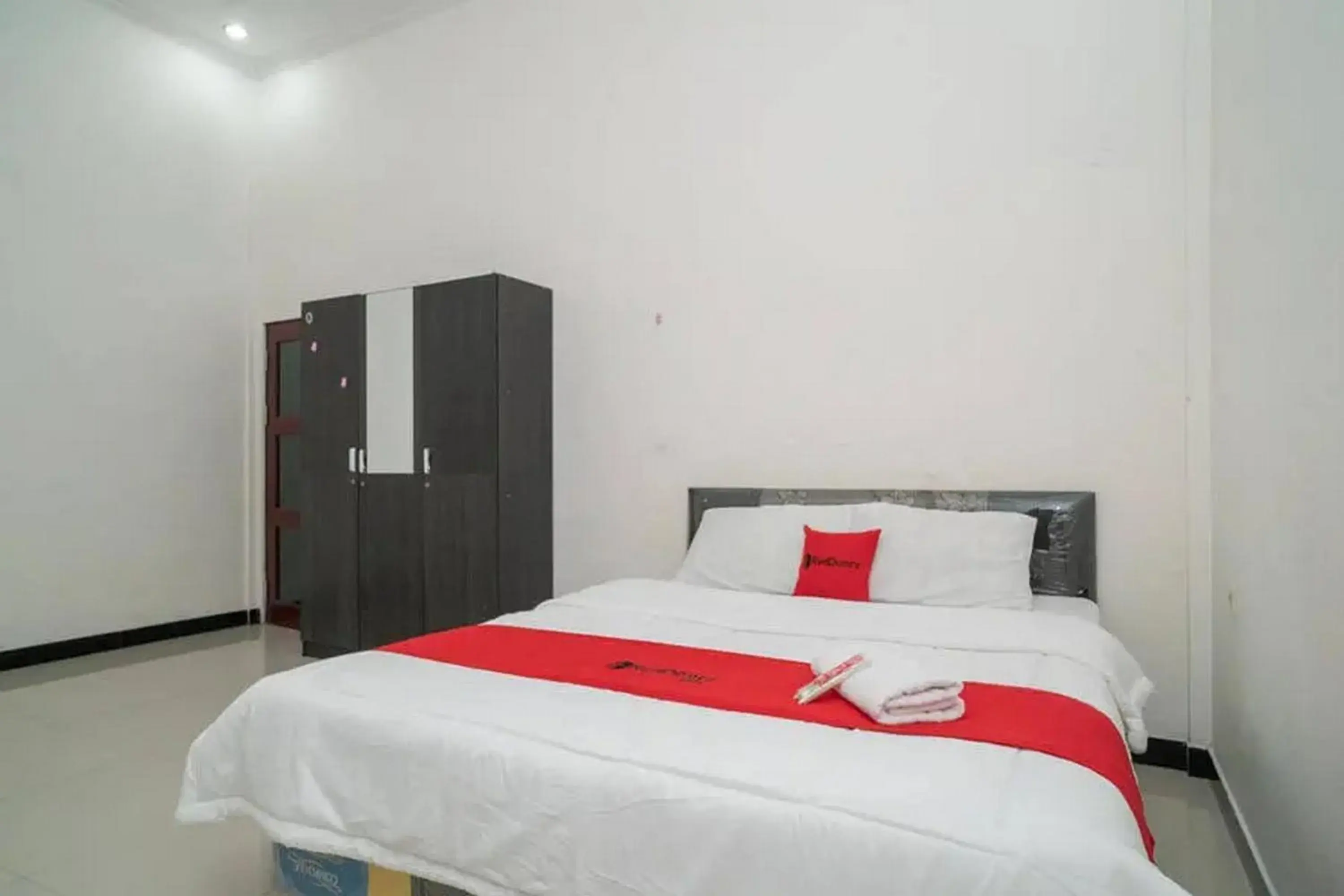 RedDoorz Syariah Near Syamsudin Noor Airport 4 RedDoorz Syariah Near Syamsudin Noor Airport 4
