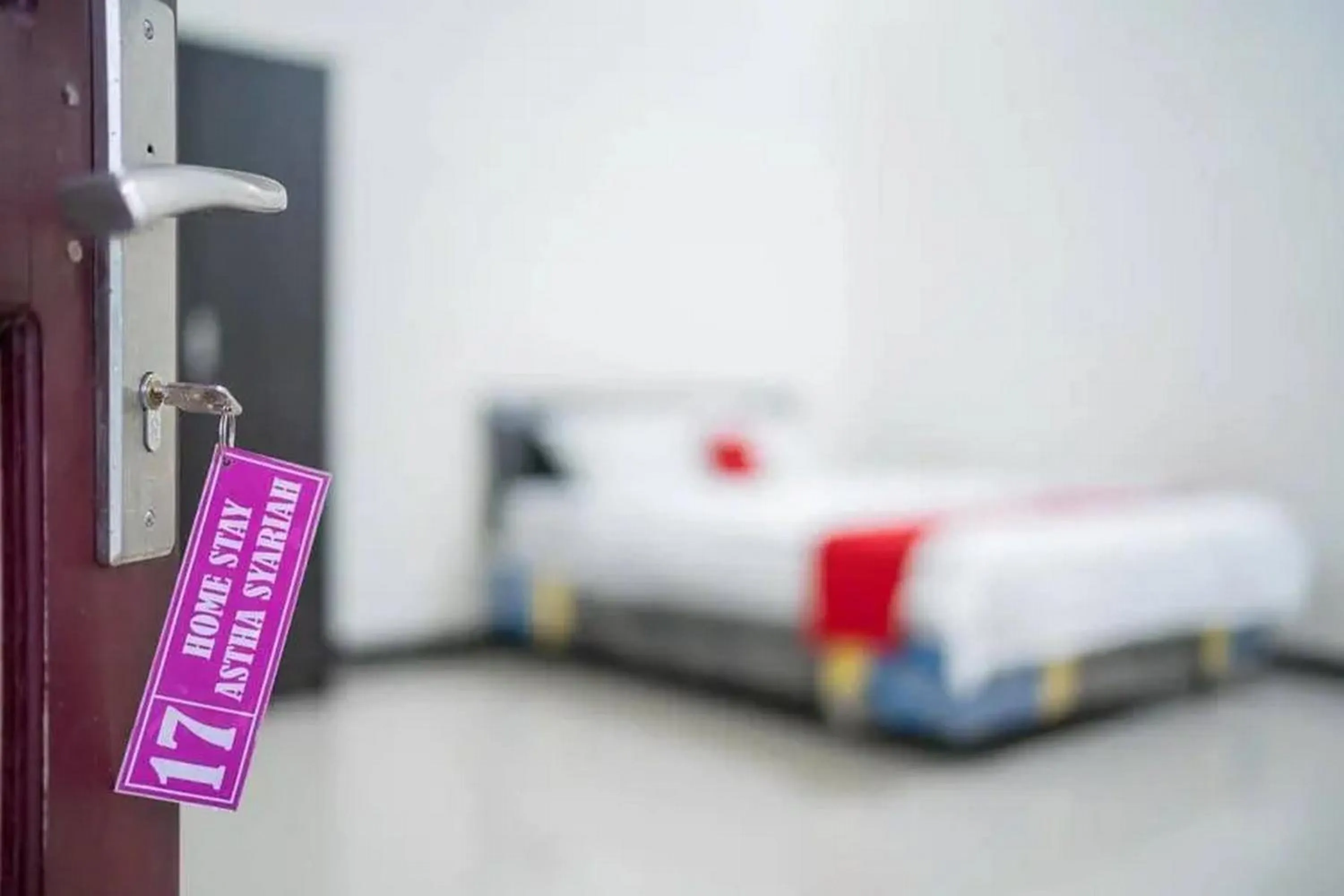 Bedroom in RedDoorz Syariah Near Syamsudin Noor Airport 4