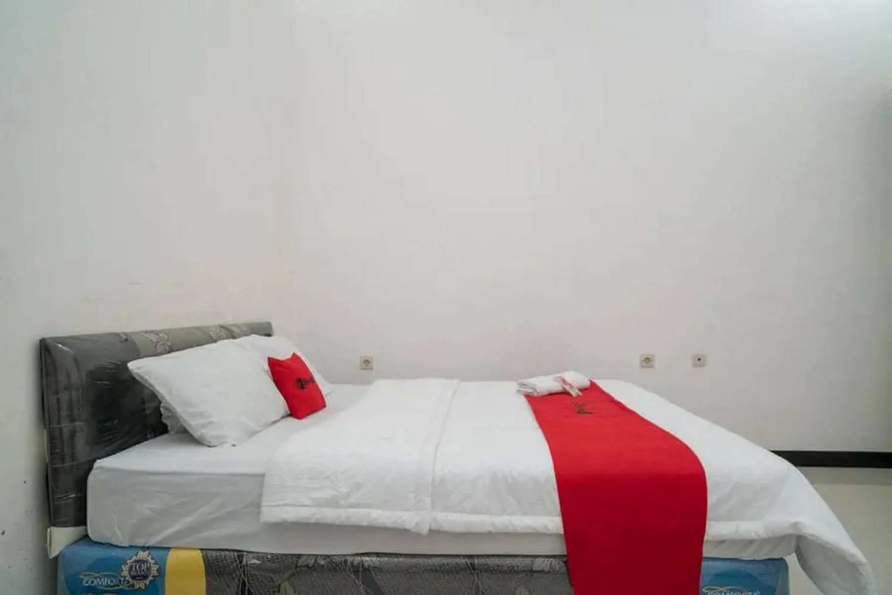 Bedroom in RedDoorz Syariah Near Syamsudin Noor Airport 4