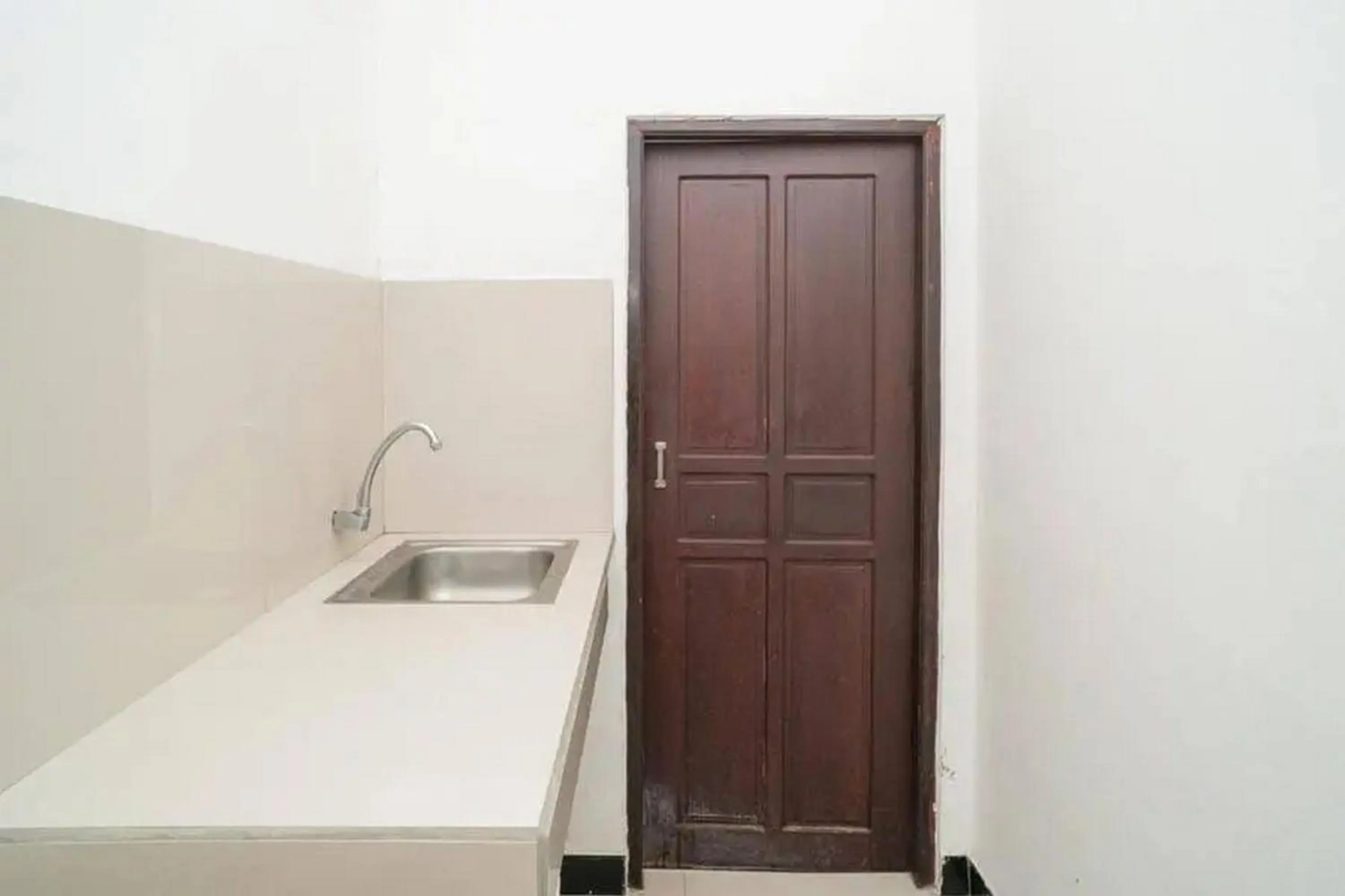 Kitchen or kitchenette in RedDoorz Syariah Near Syamsudin Noor Airport 4