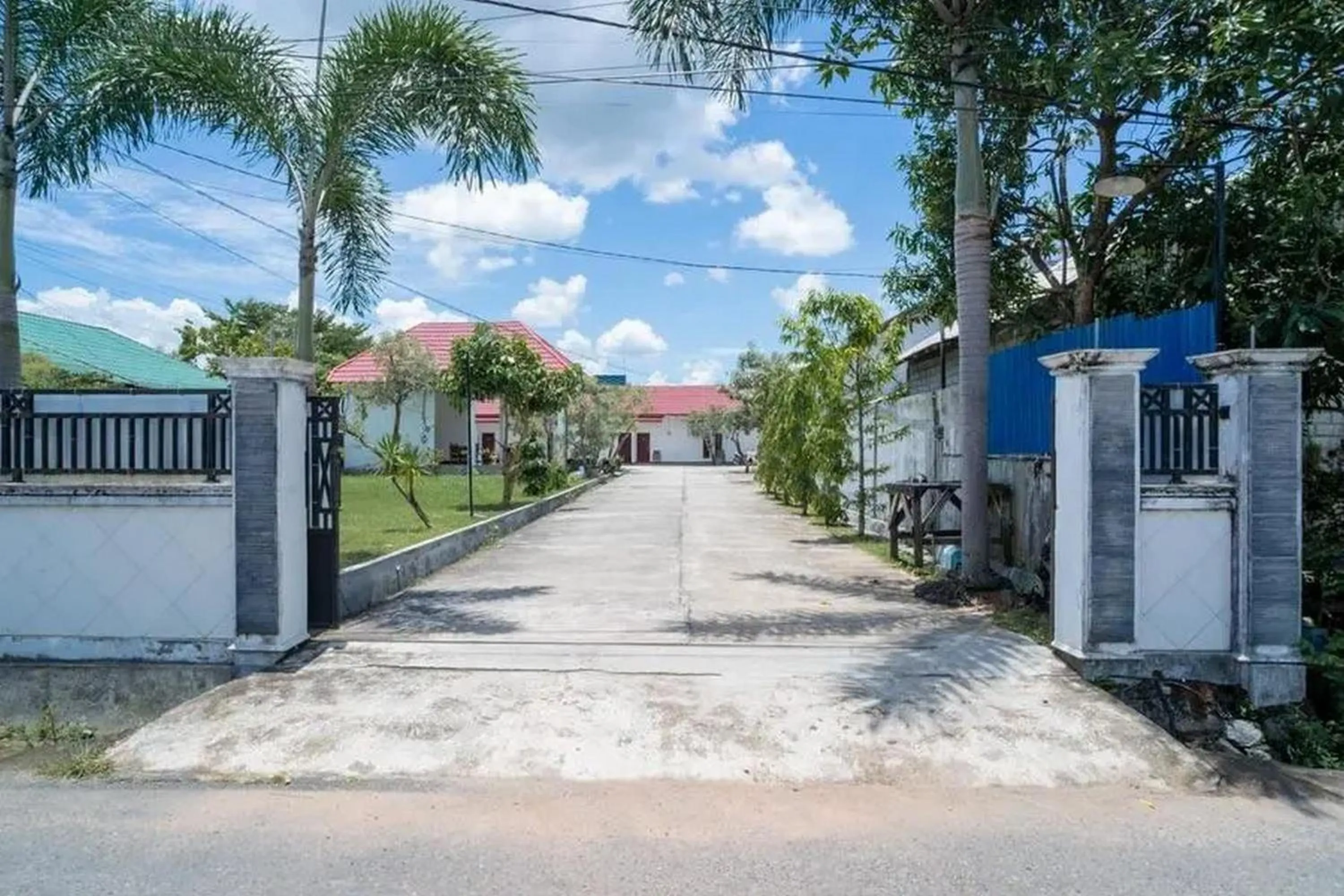 Property building in RedDoorz Syariah Near Syamsudin Noor Airport 4