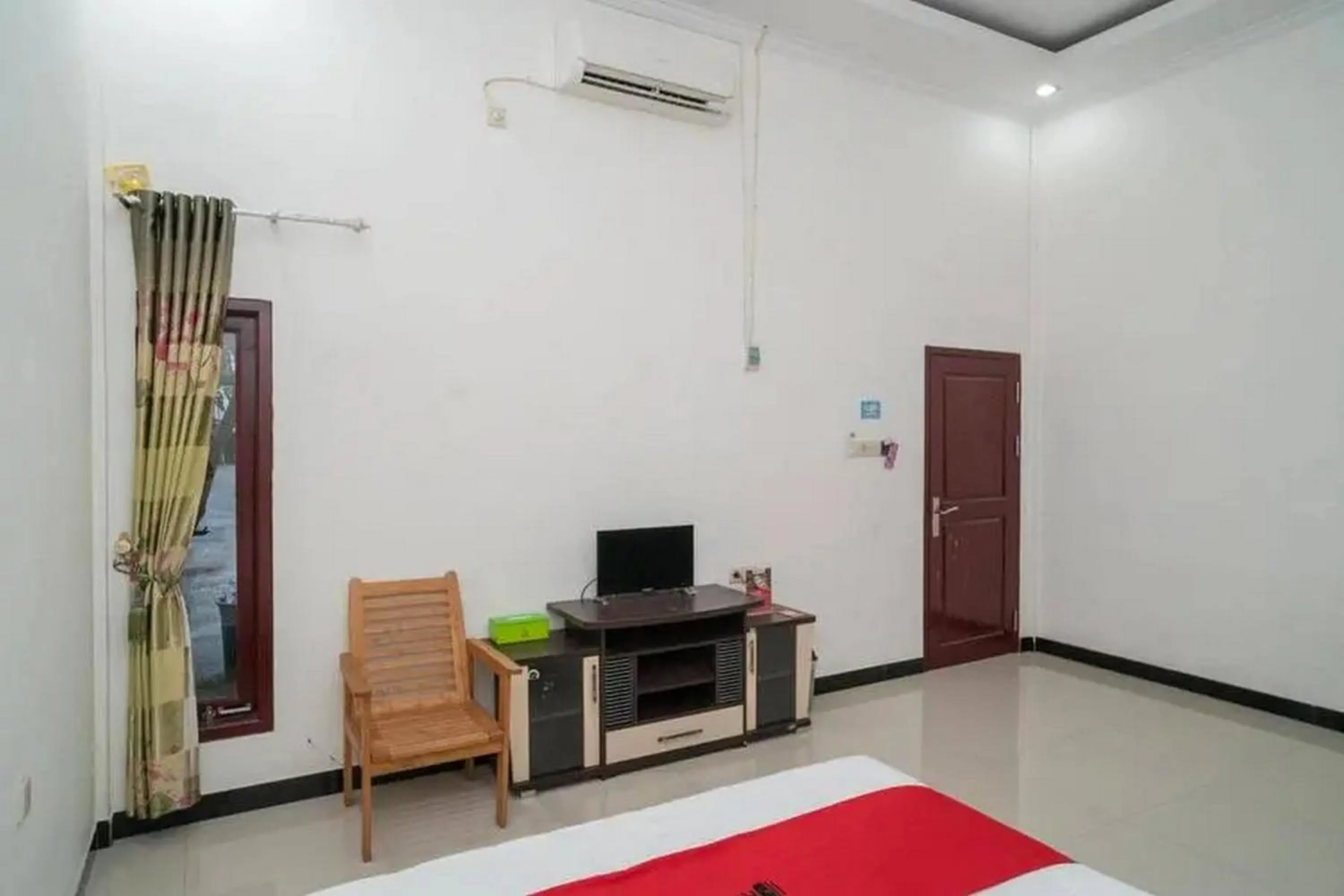 TV and multimedia in RedDoorz Syariah Near Syamsudin Noor Airport 4