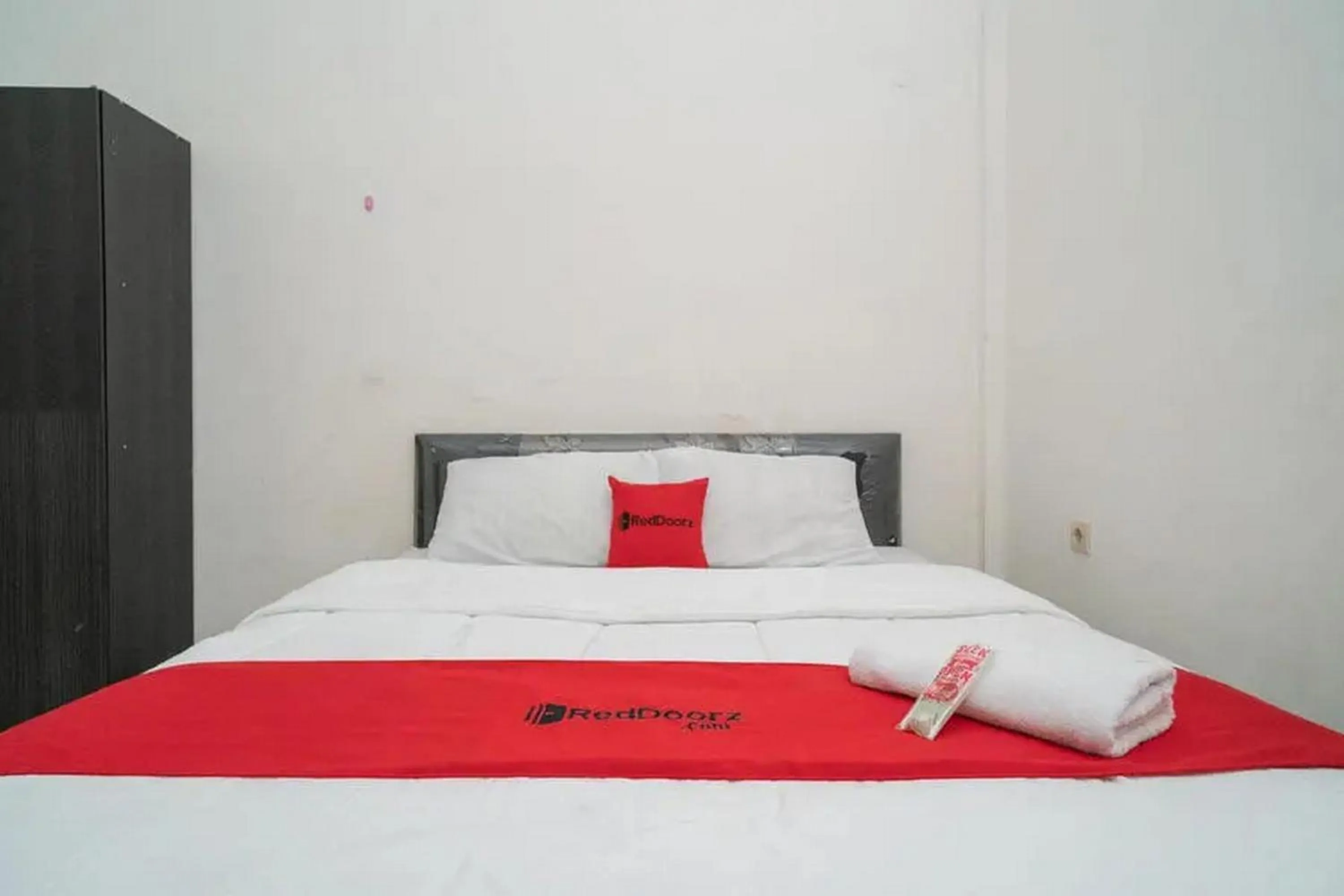 Bedroom in RedDoorz Syariah Near Syamsudin Noor Airport 4
