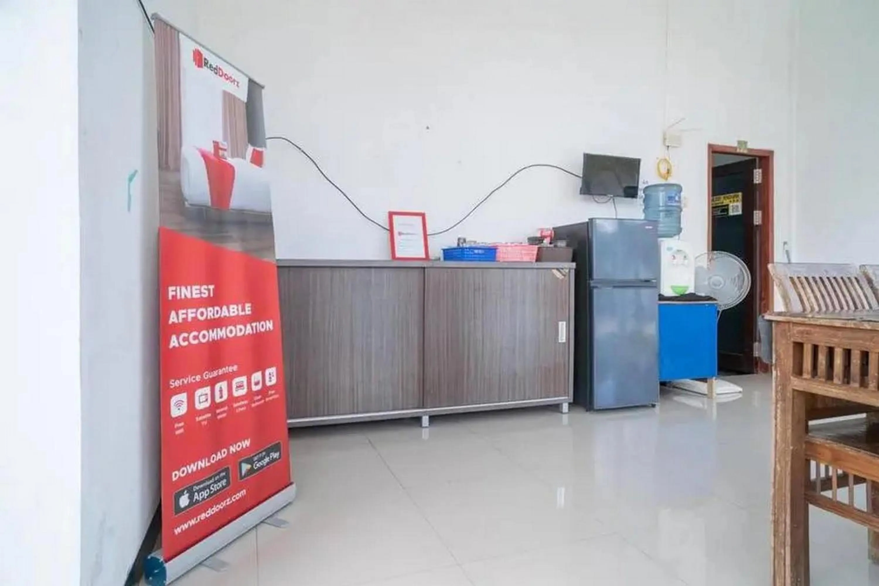 Lobby or reception in RedDoorz Syariah Near Syamsudin Noor Airport 4