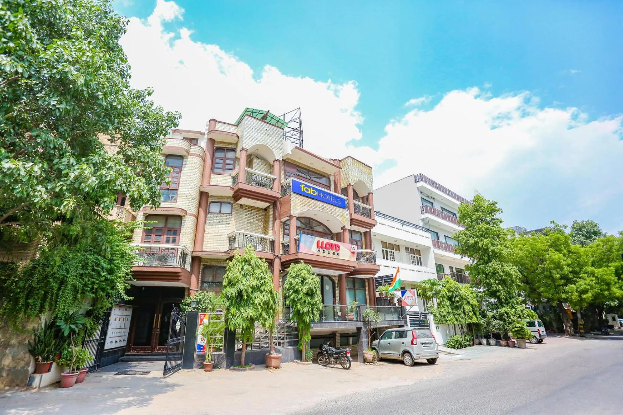 Property building in FabExpress Lloyd House