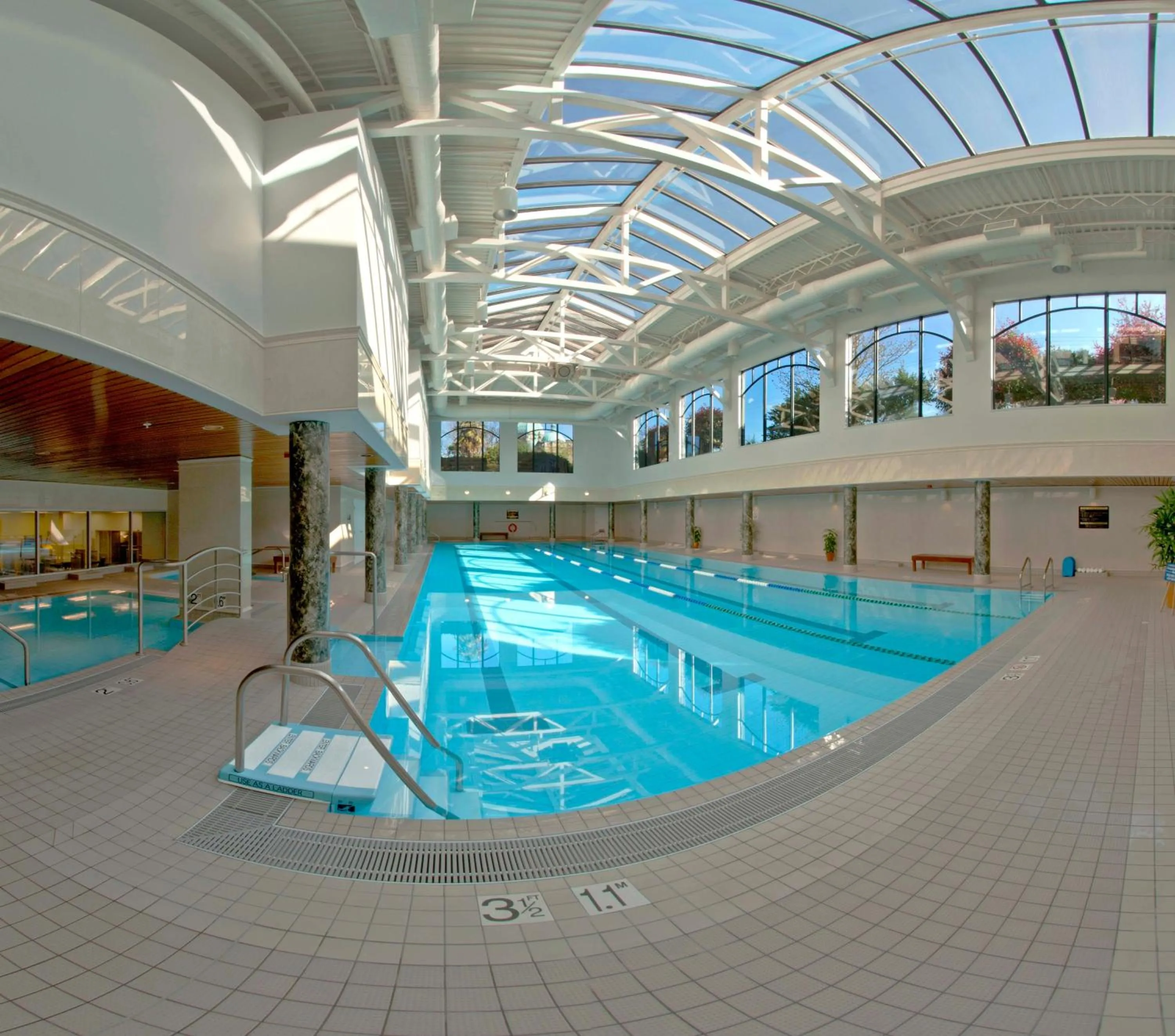 Swimming pool in Hotel Grand Pacific