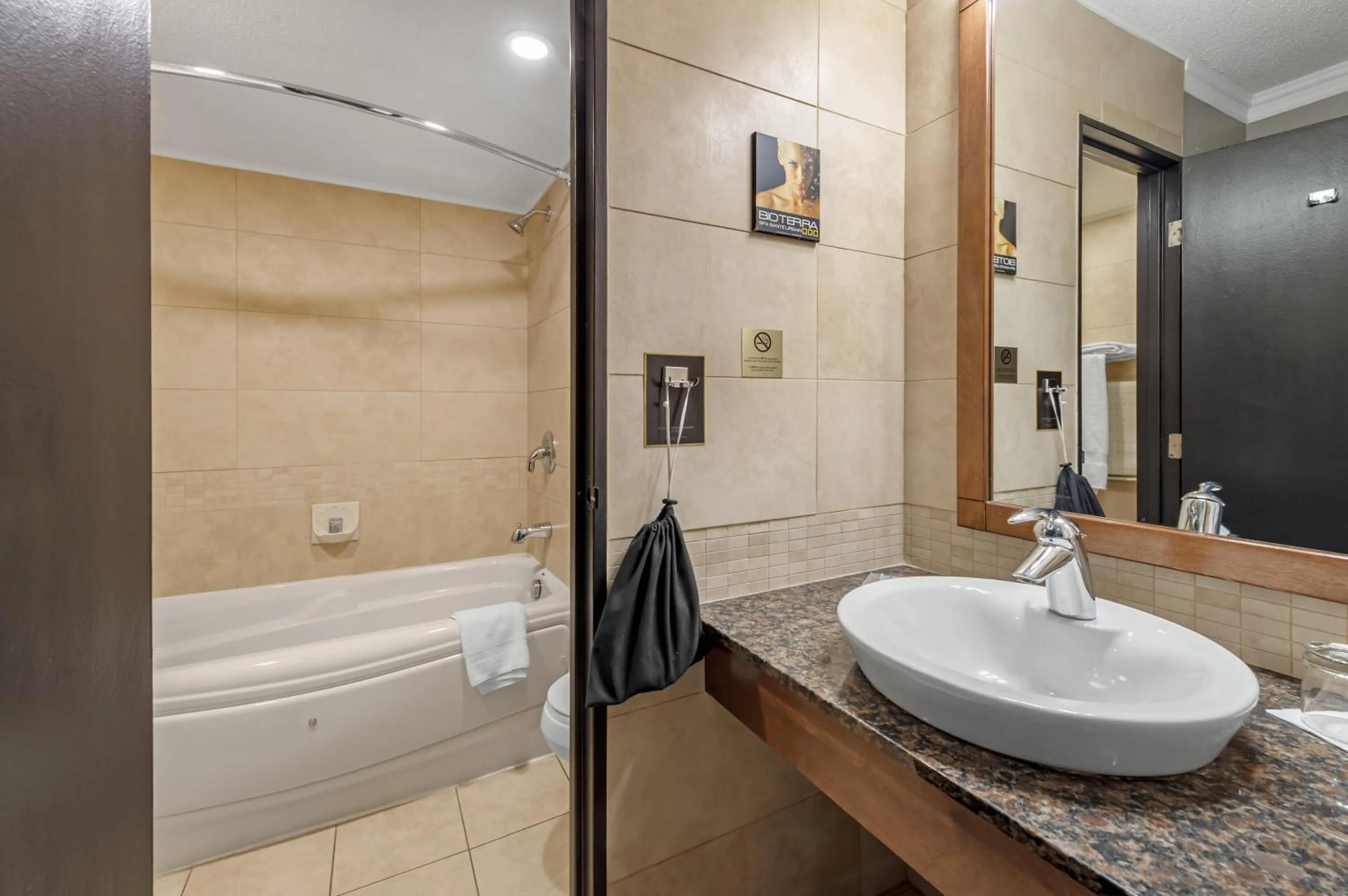 Bathroom in Best Western Hotel Universel Drummondville