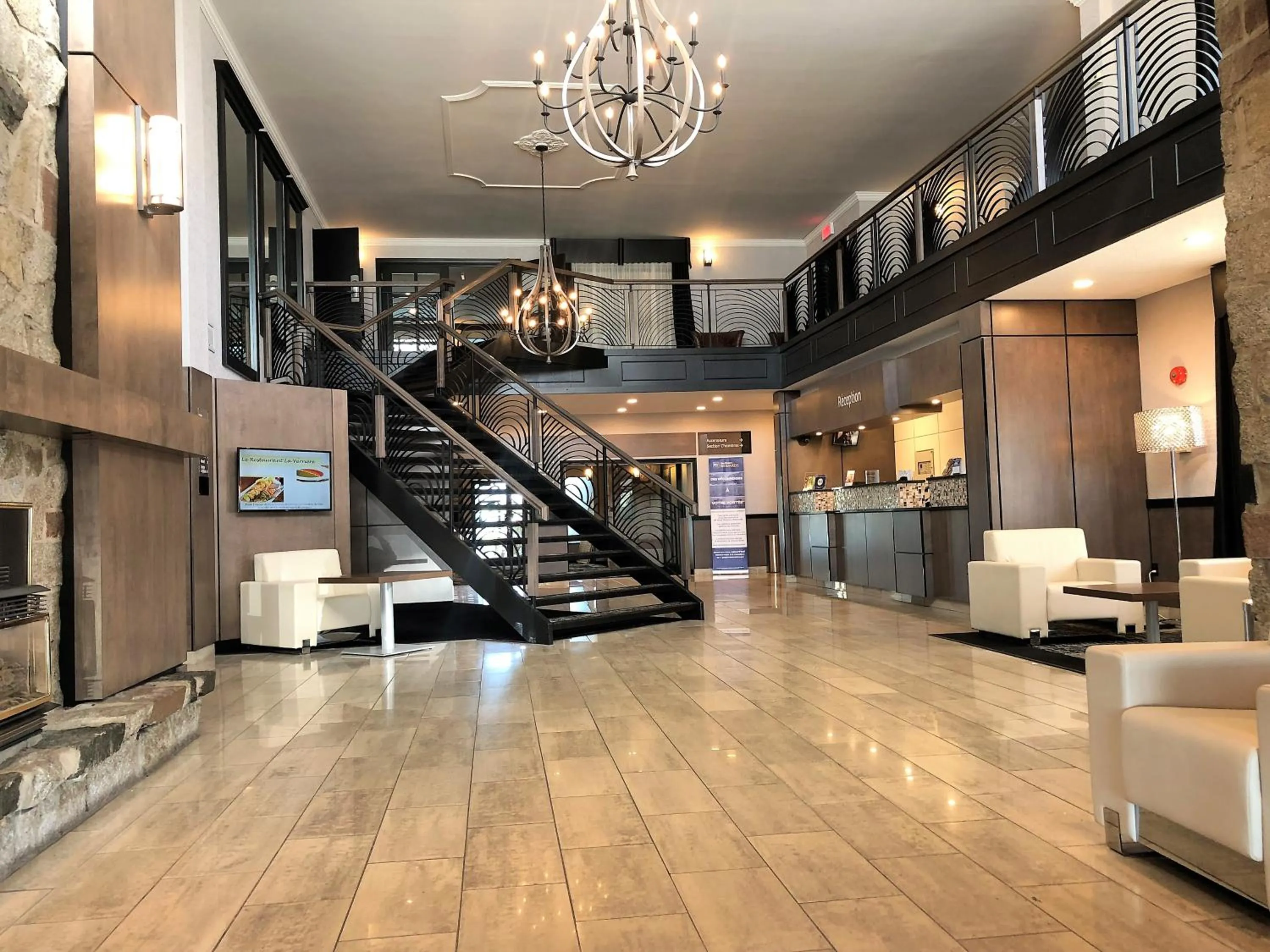 Lobby or reception in Best Western Hotel Universel Drummondville