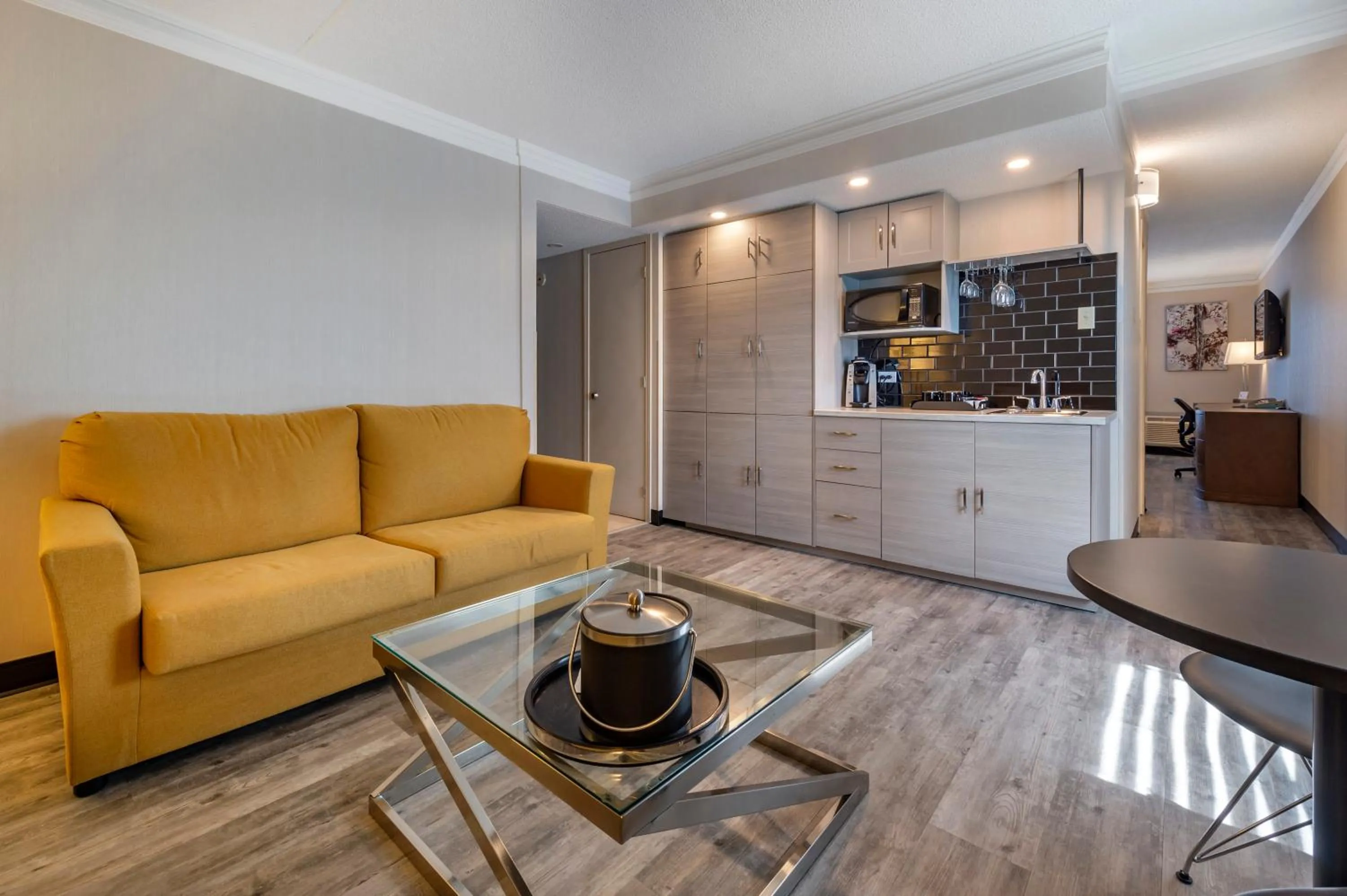 Living room in Best Western Hotel Universel Drummondville