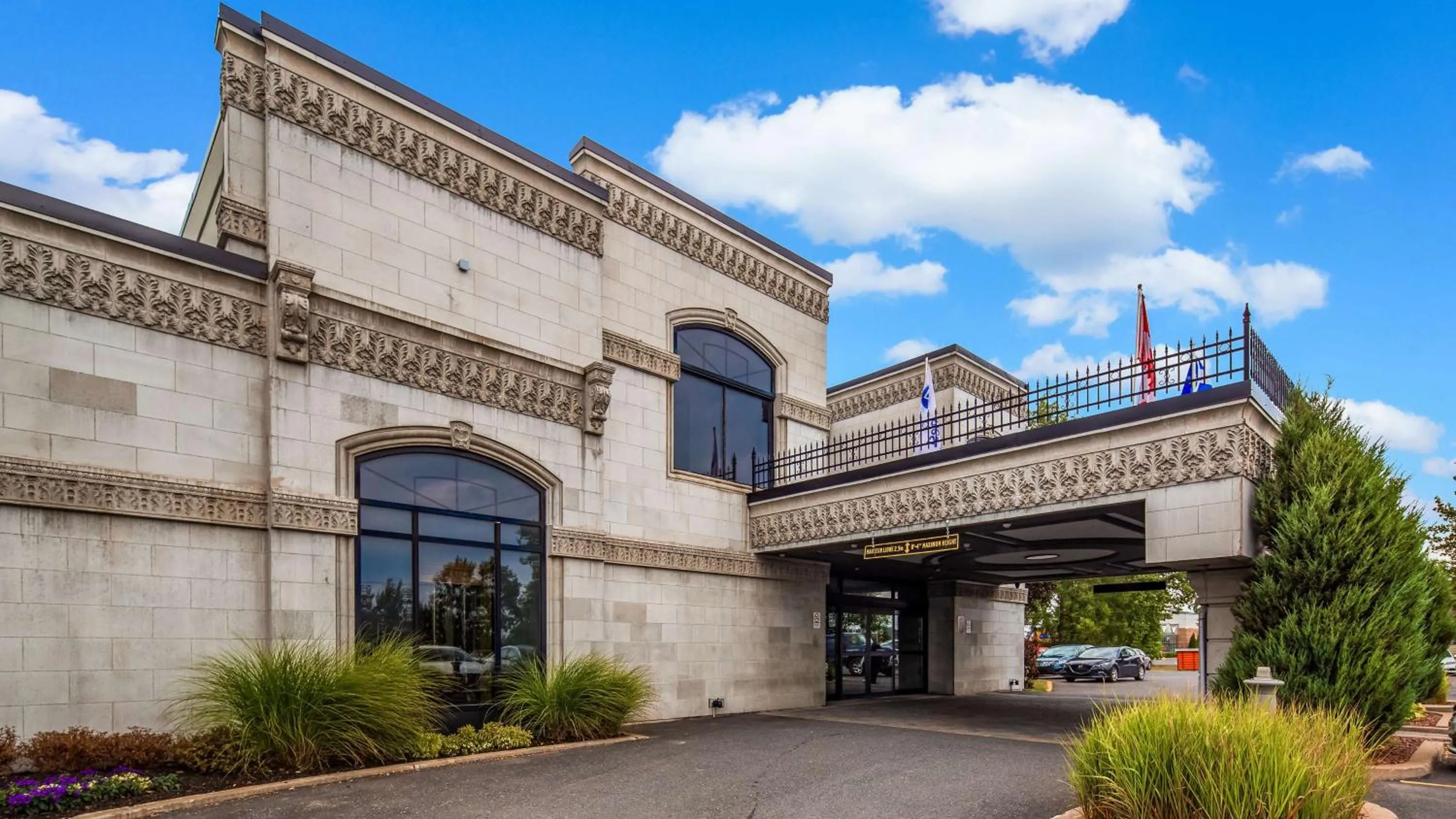 Property building in Best Western Hotel Universel Drummondville