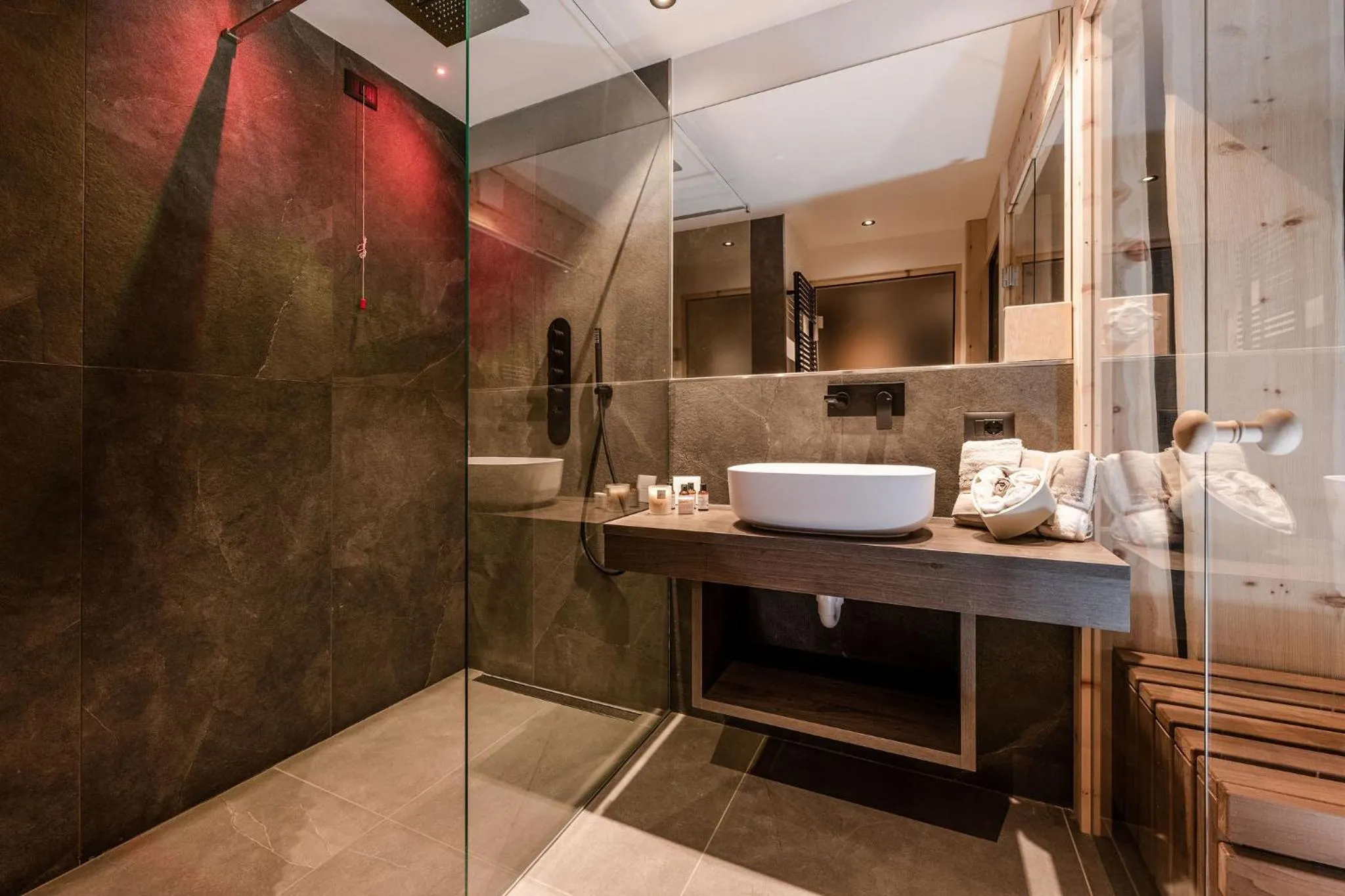 Shower in Nidaris - Luxury Private Spa Suites
