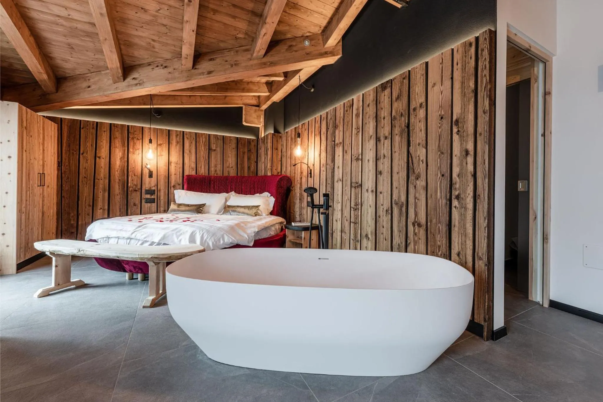 Bed in Nidaris - Luxury Private Spa Suites