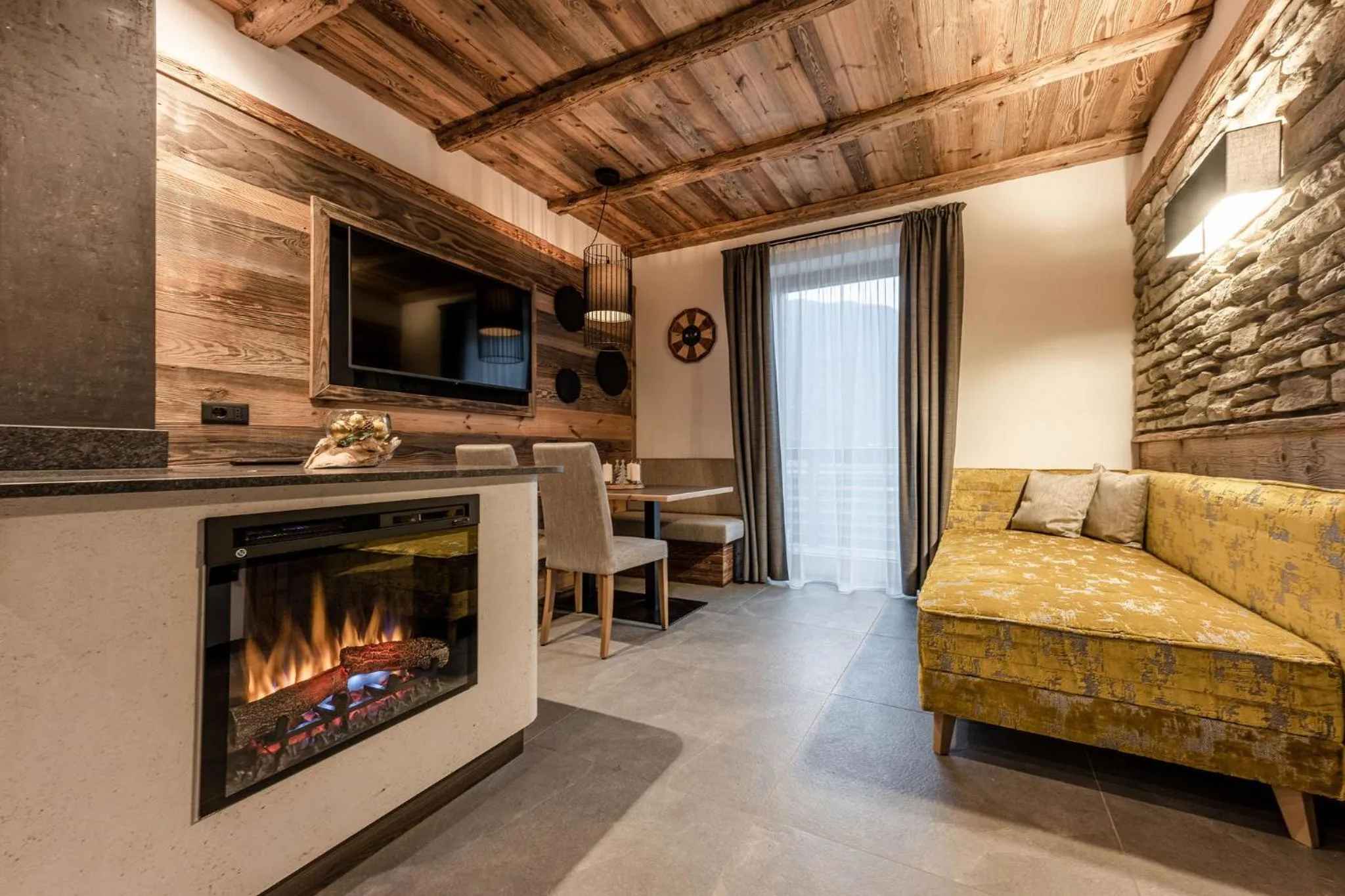 TV and multimedia in Nidaris - Luxury Private Spa Suites