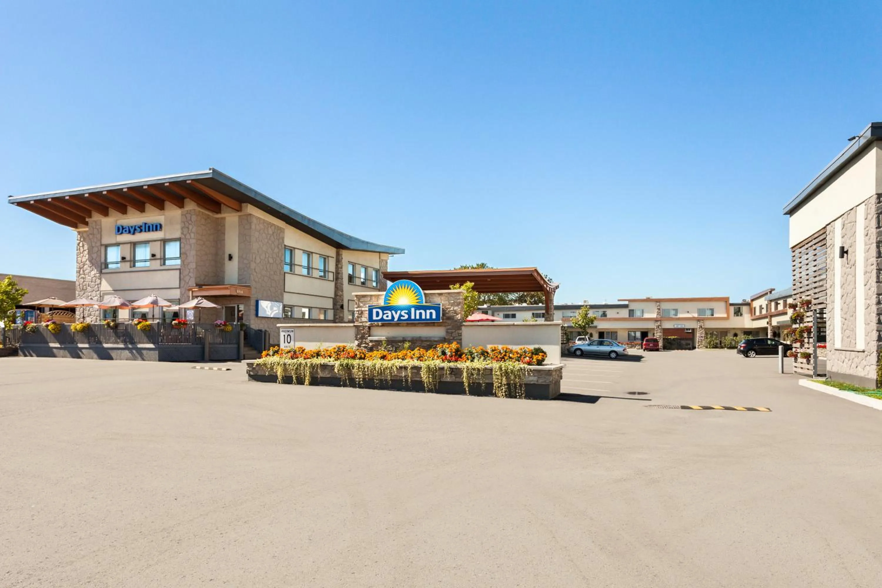 Facade/entrance in Days Inn by Wyndham Montreal East
