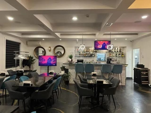 Restaurant/places to eat in Days Inn by Wyndham Montreal East