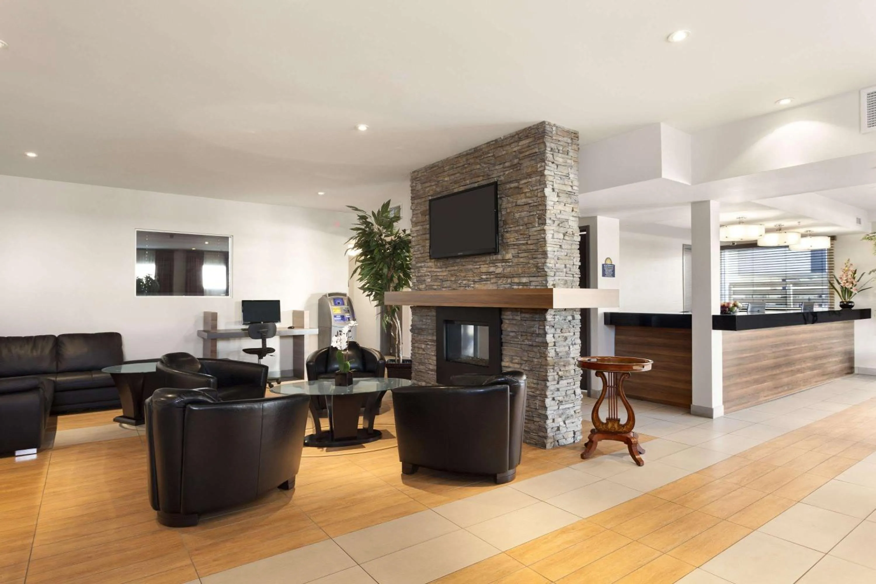 Lobby or reception in Days Inn by Wyndham Montreal East