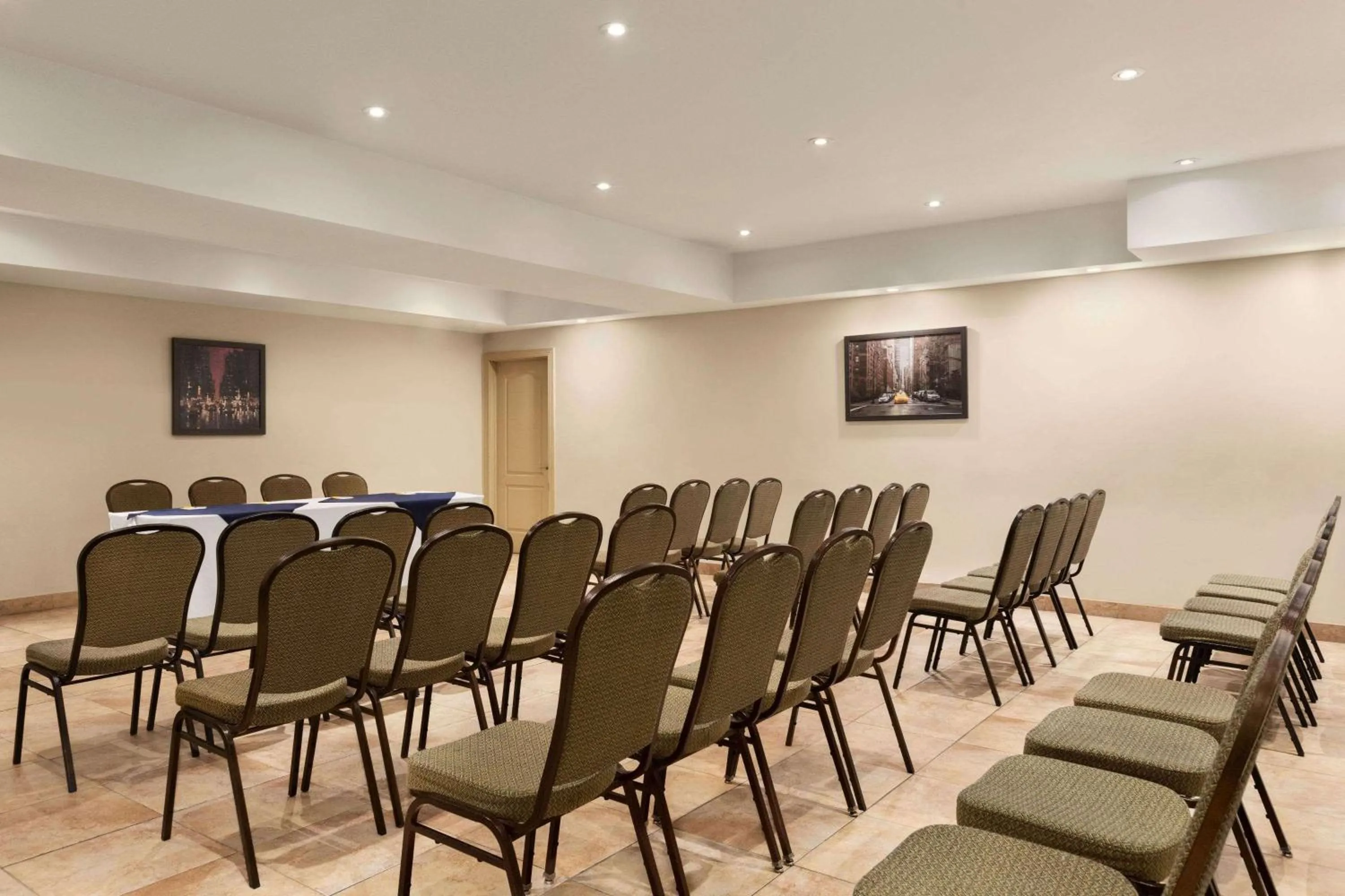 Meeting/conference room in Days Inn by Wyndham Montreal East