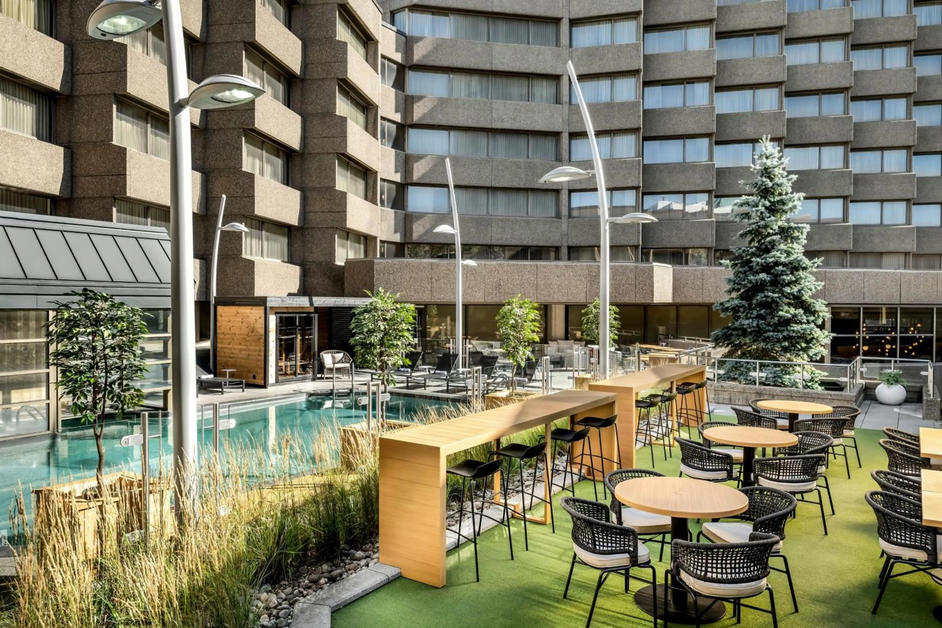 Swimming pool in Delta Hotels by Marriott Quebec