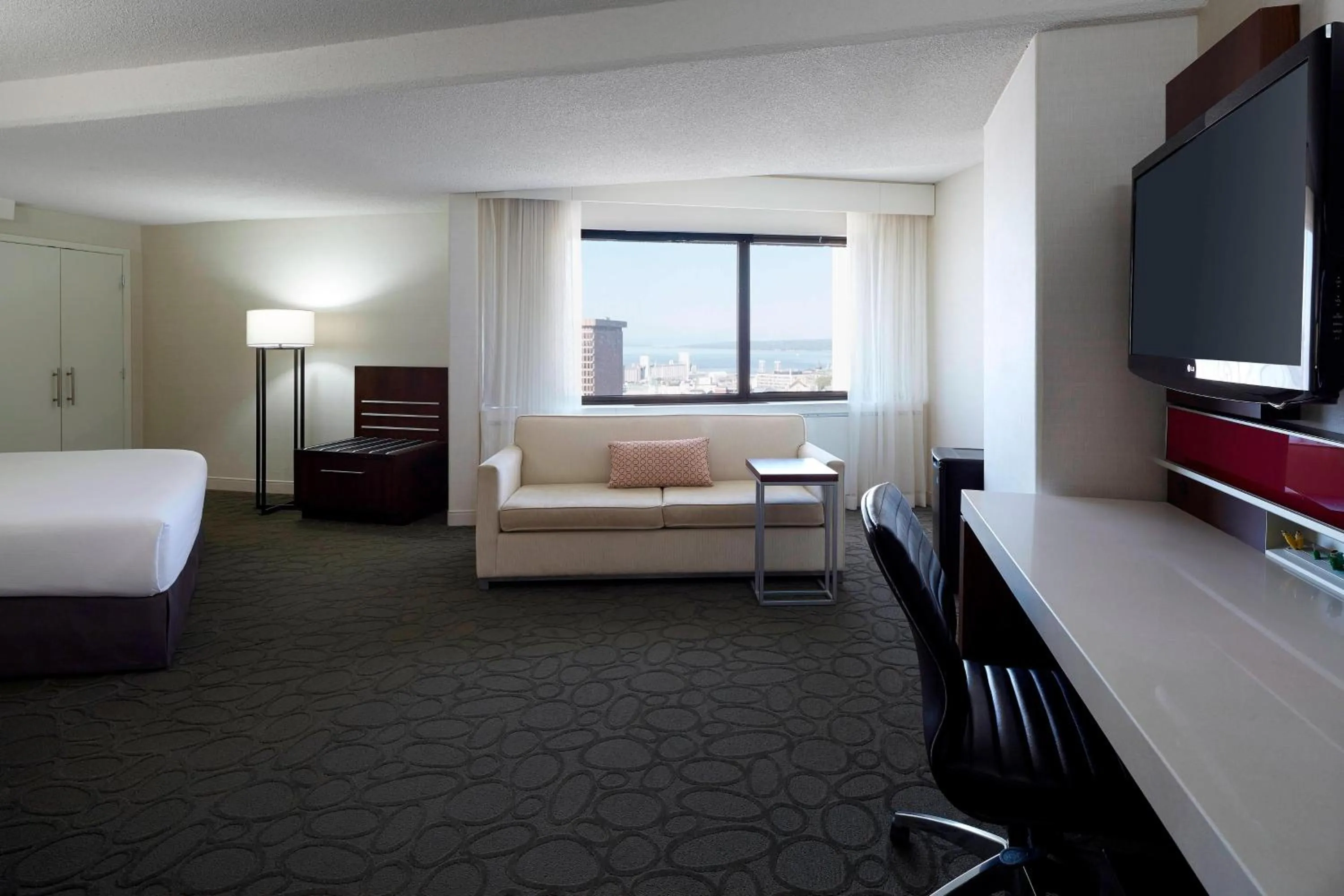 Photo of the whole room, Bed in Delta Hotels by Marriott Quebec