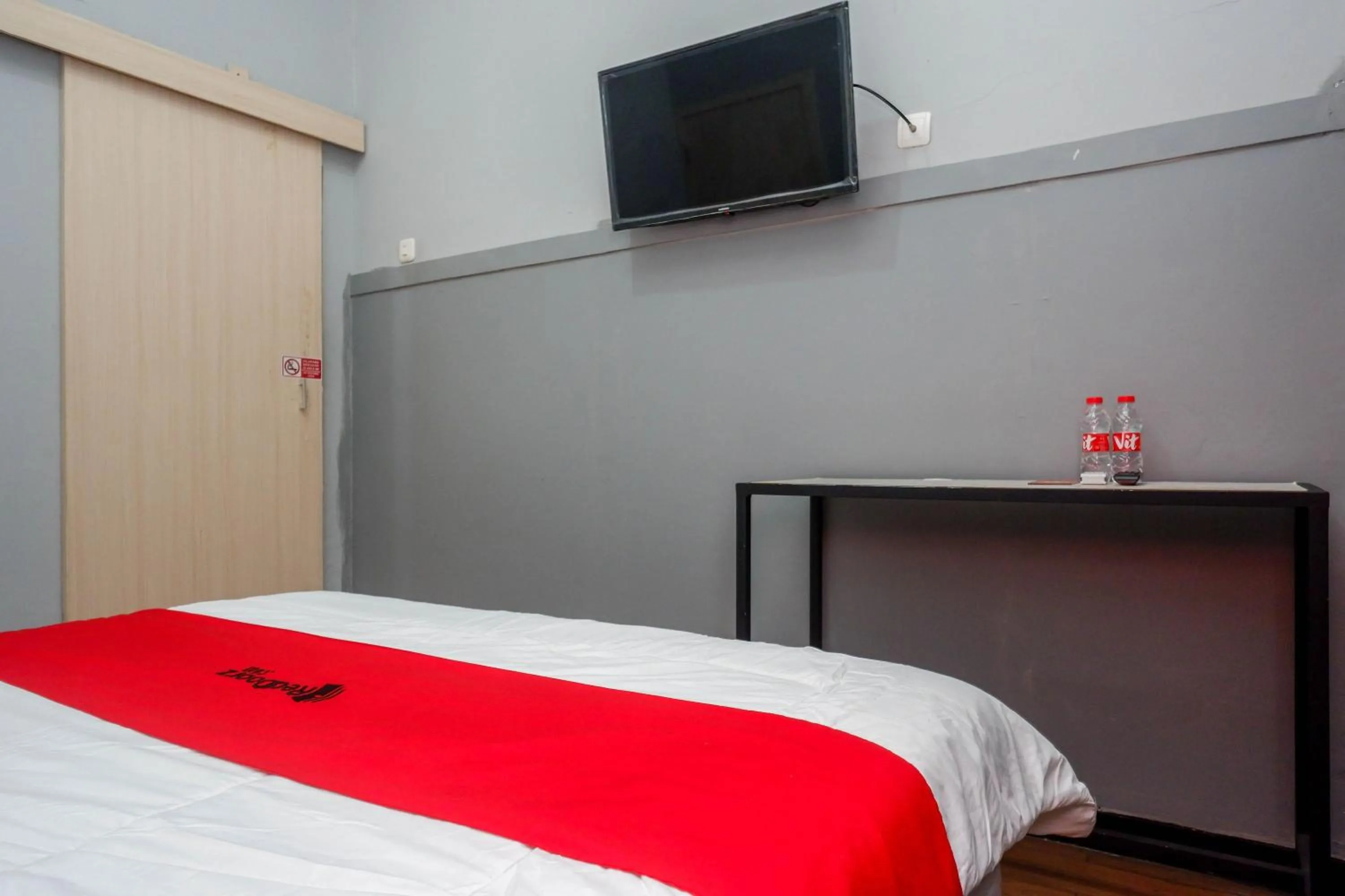 Bedroom, Bed in RedDoorz near Exit Tol Batang