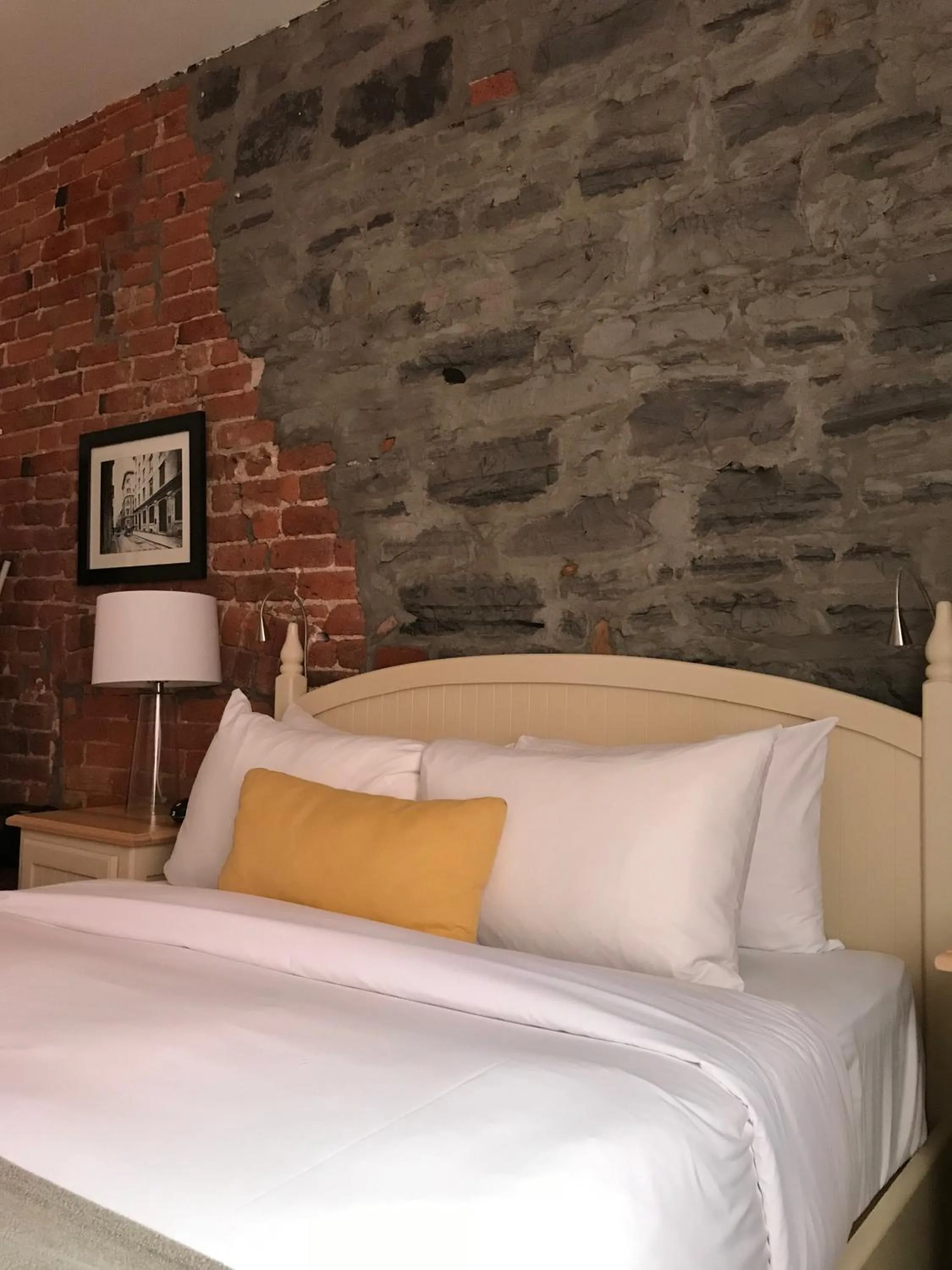 Bed in Auberge Saint-Pierre