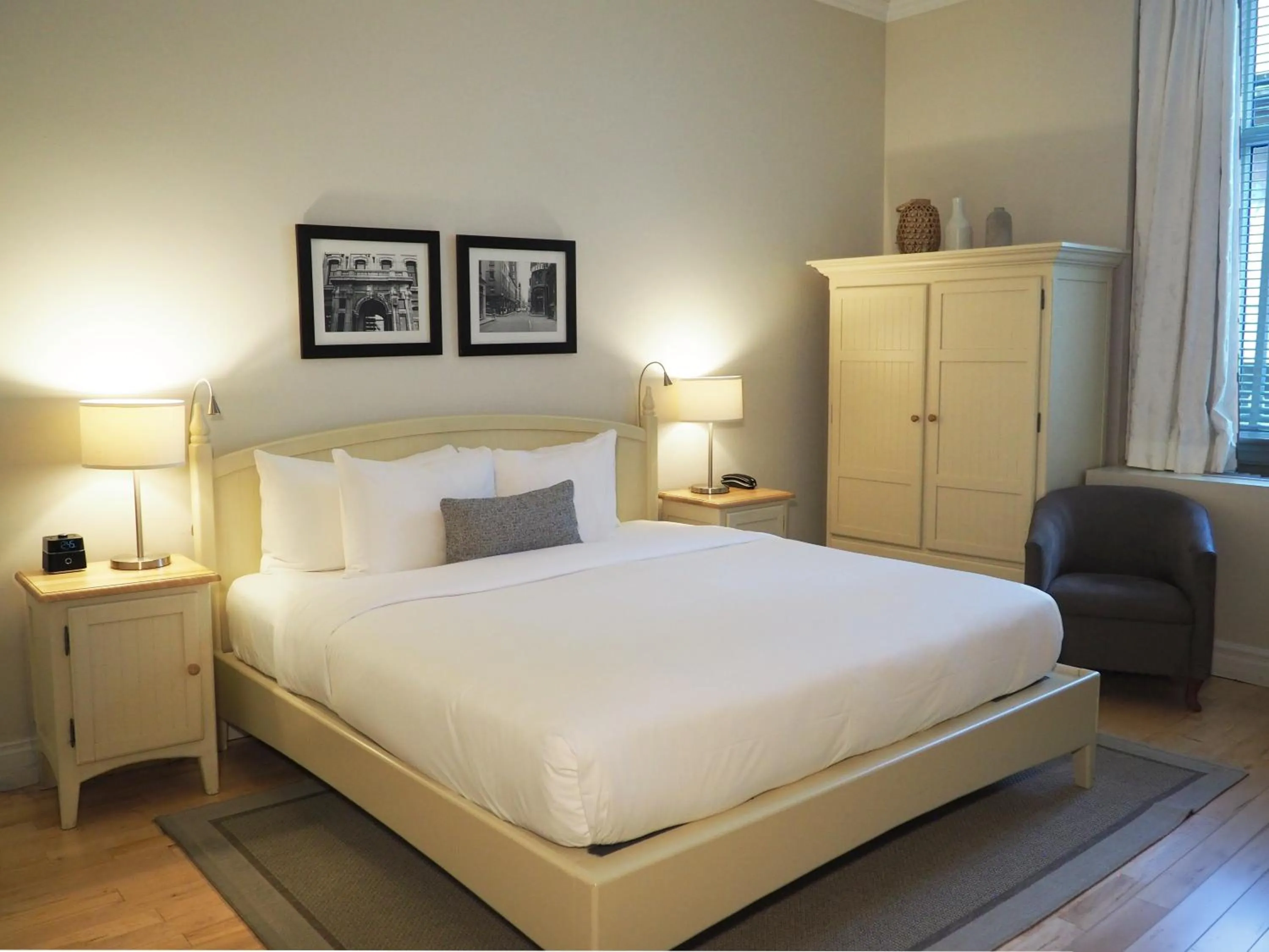 Bed in Auberge Saint-Pierre