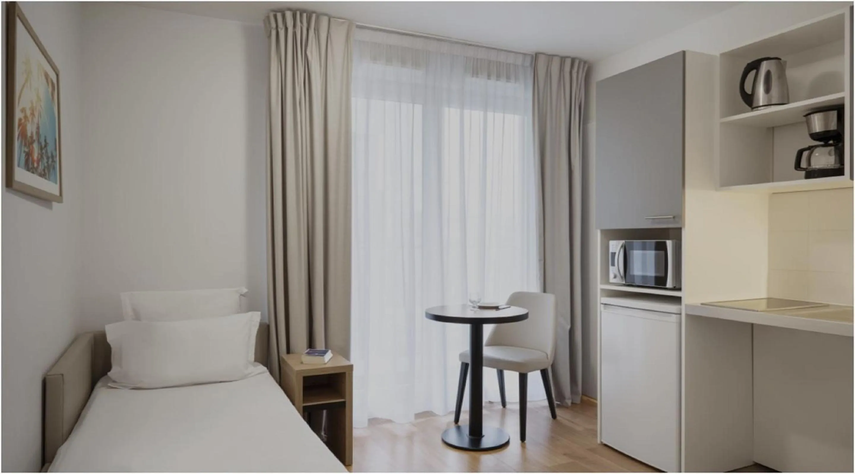 Photo of the whole room in Séjours & Affaires Paris Bagnolet