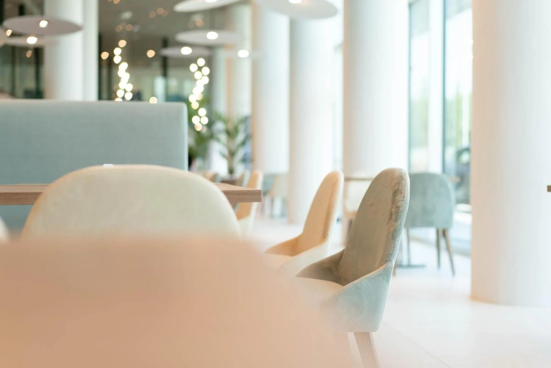 Restaurant/places to eat in Life Hotel