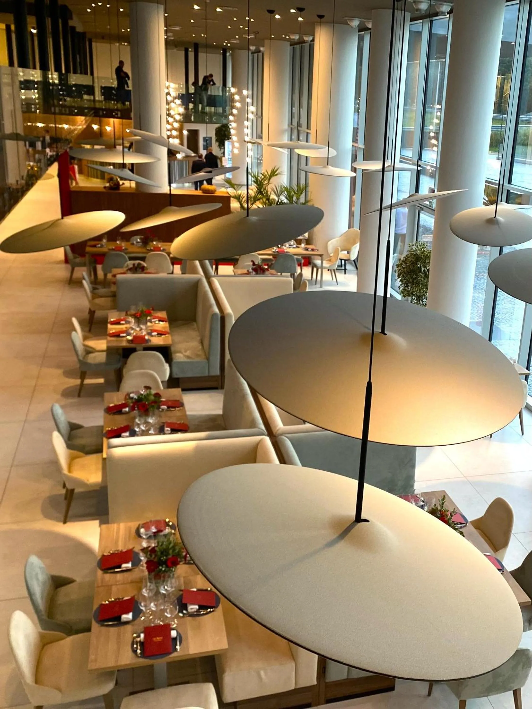 Restaurant/places to eat in Life Hotel