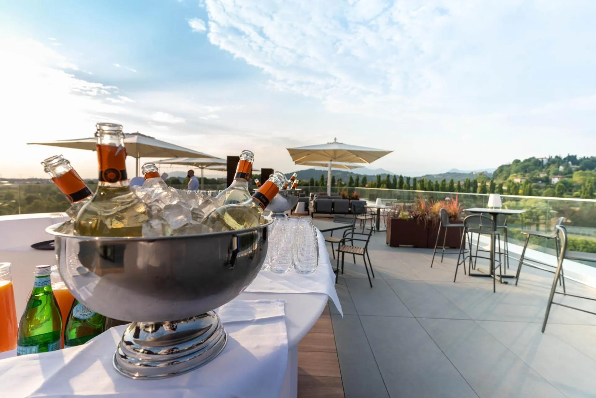 Restaurant/places to eat in Life Hotel