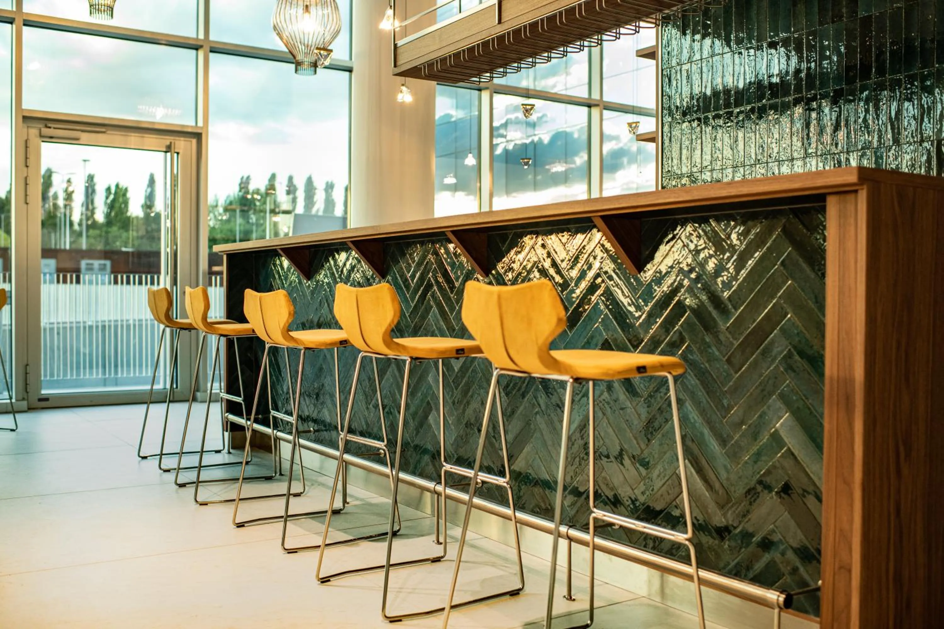 Restaurant/places to eat in Life Hotel