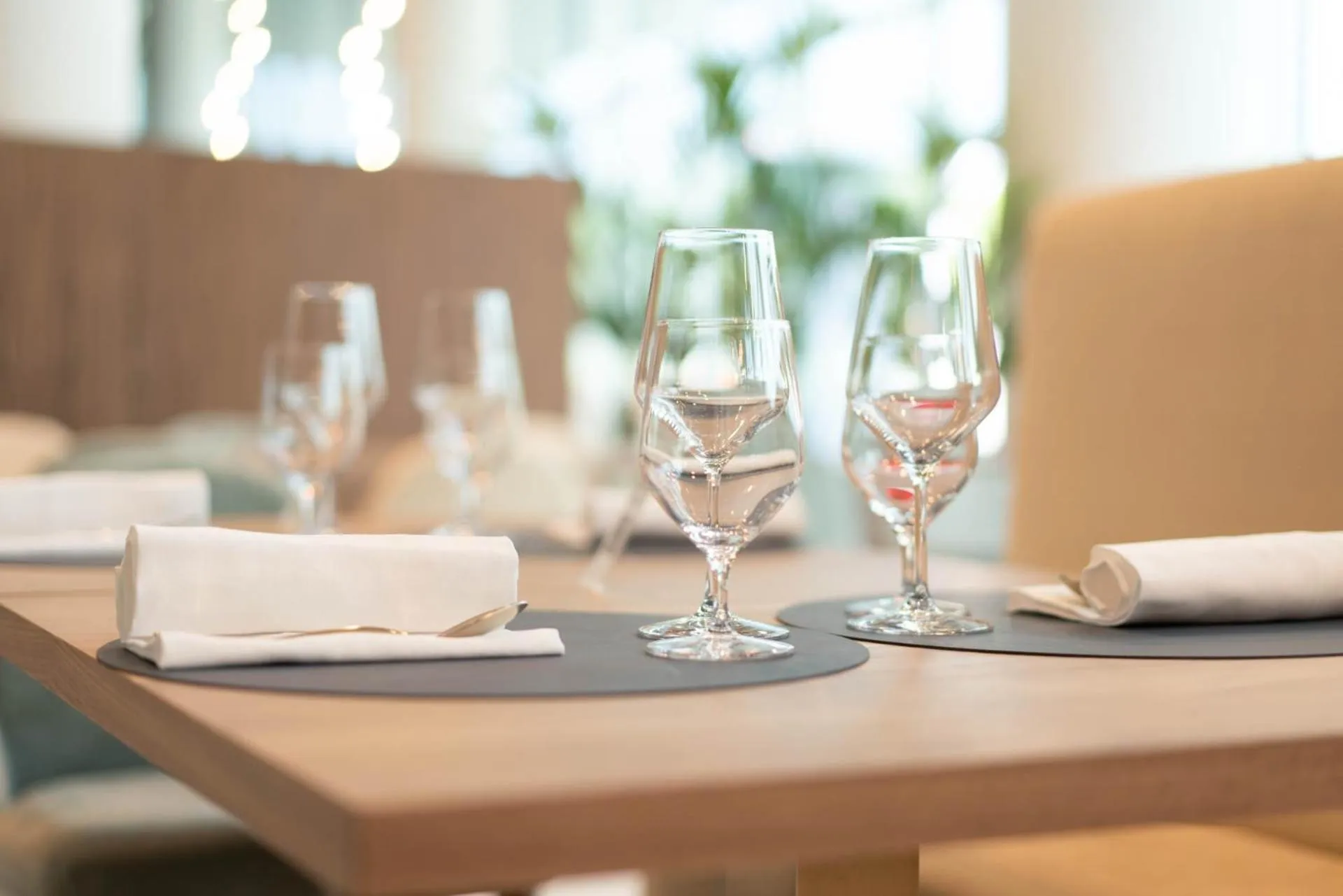 Restaurant/places to eat in Life Hotel