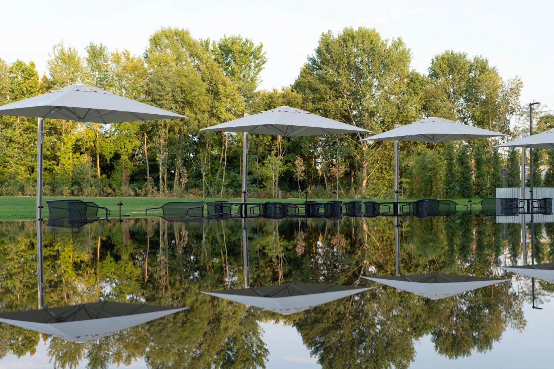 Restaurant/places to eat in Life Hotel