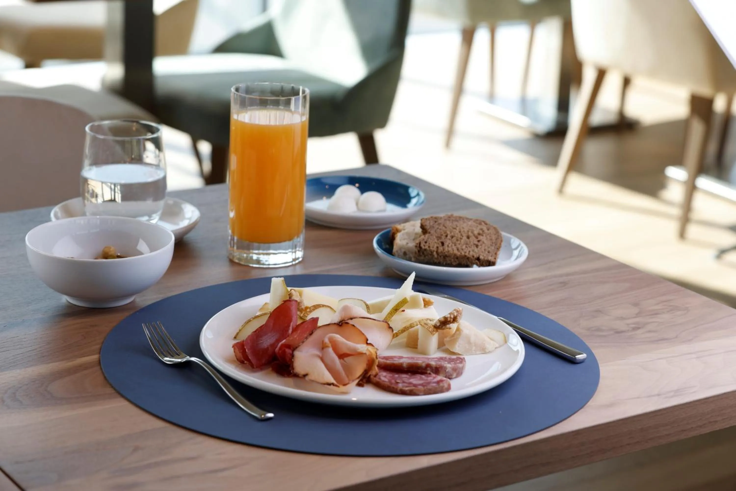 Restaurant/places to eat in Life Hotel