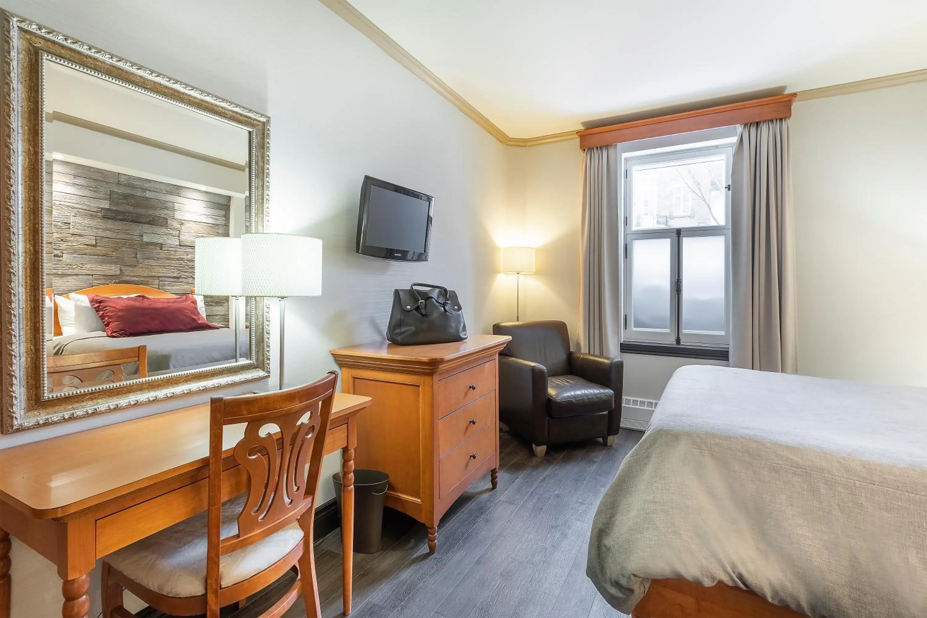 Photo of the whole room, Bed in Hotel Chateau Bellevue