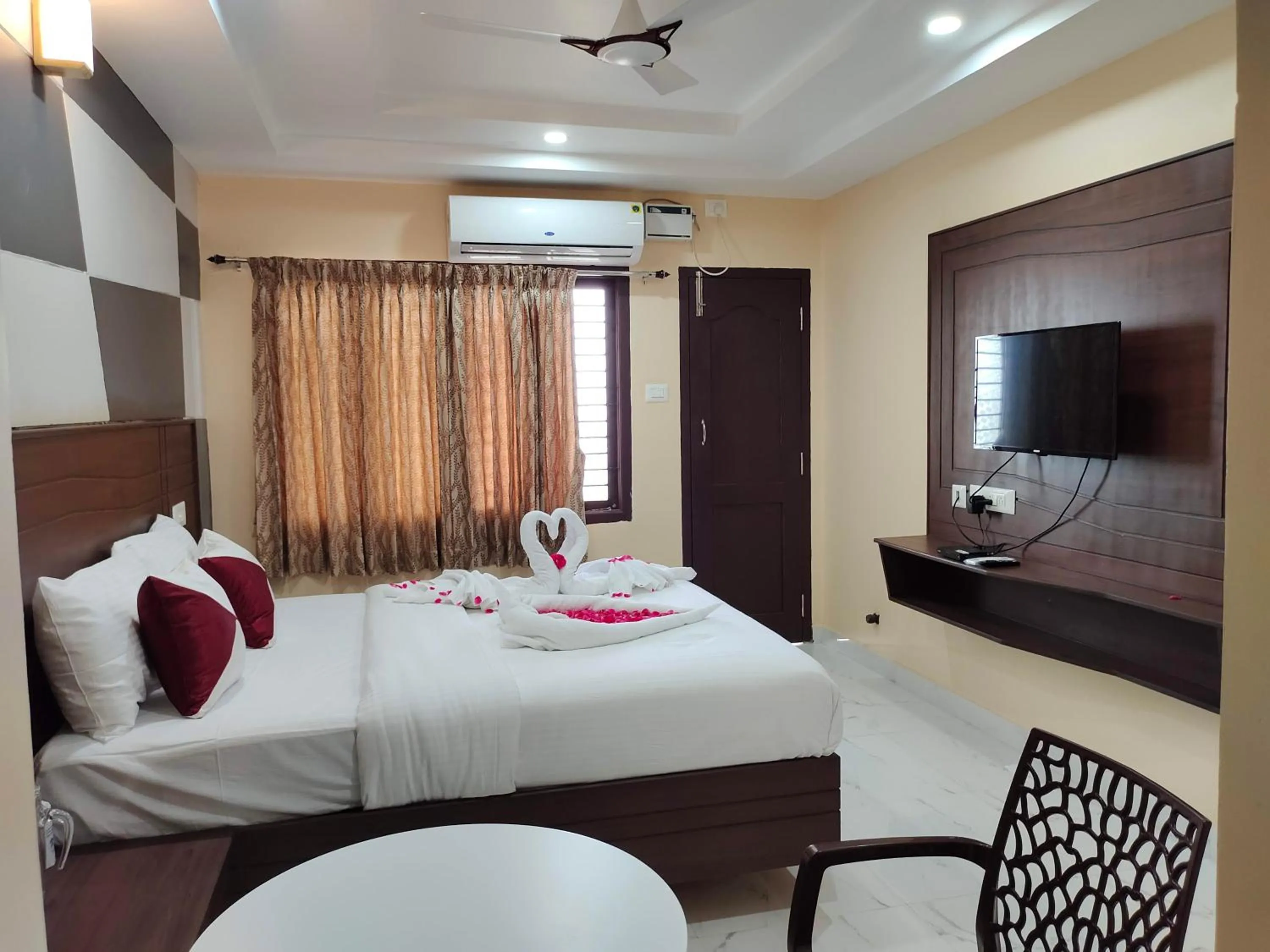 TV and multimedia, Bed in JOHN TOWERS