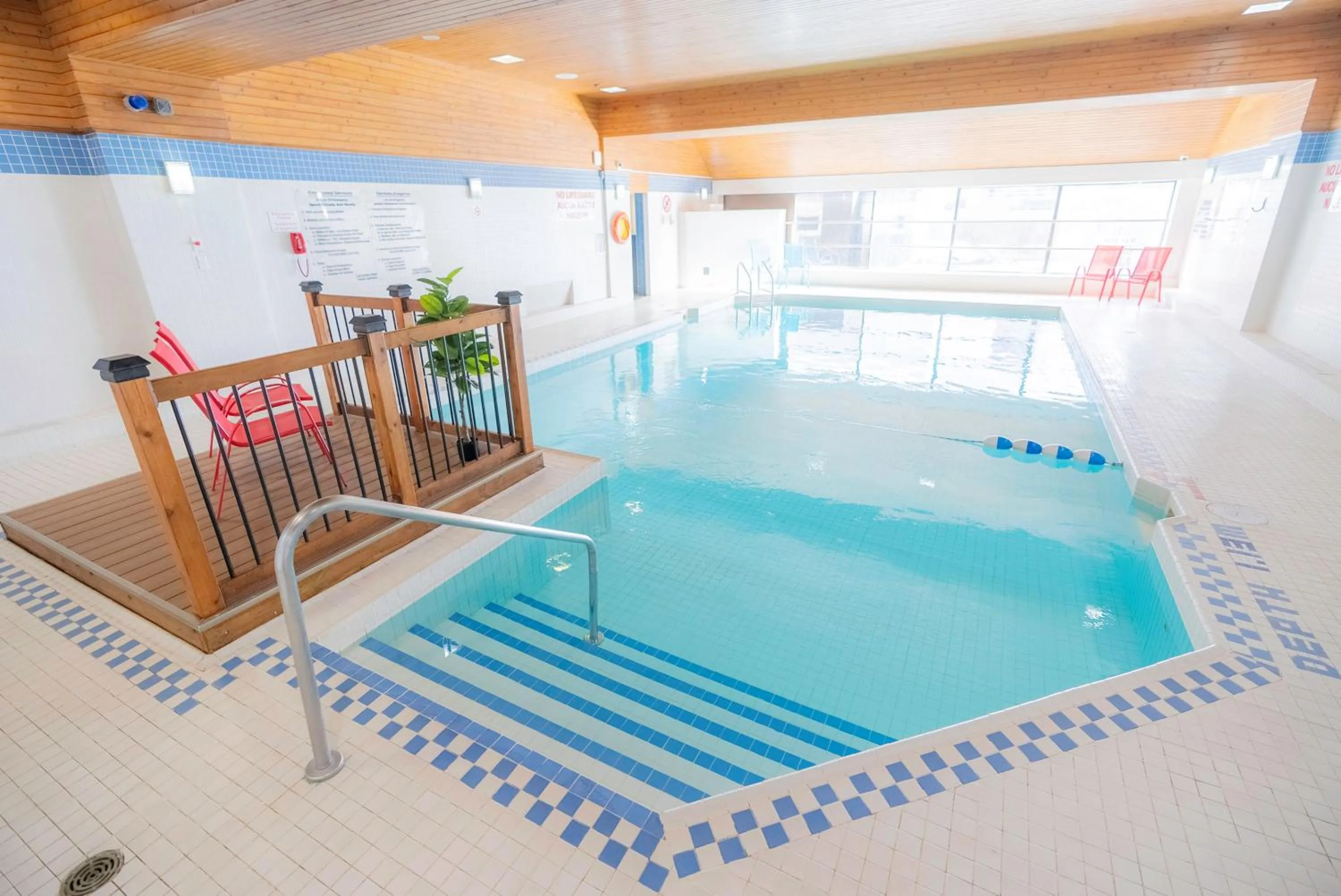 Swimming pool in Les Suites Hotel Ottawa