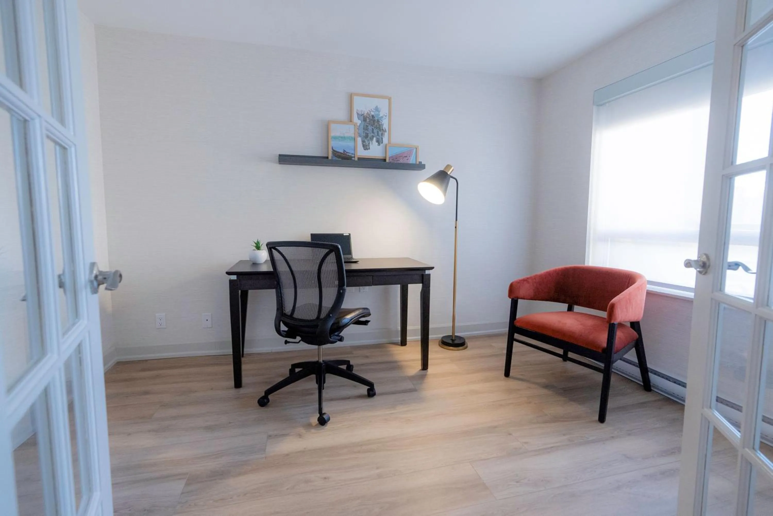 Library in Les Suites Hotel Ottawa