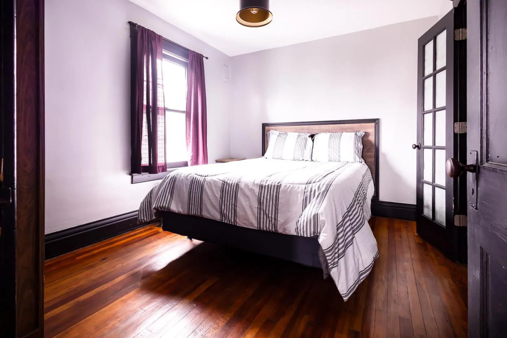 Bed in The Pub- 8BR Free Parking, Minutes From Falls & Casino