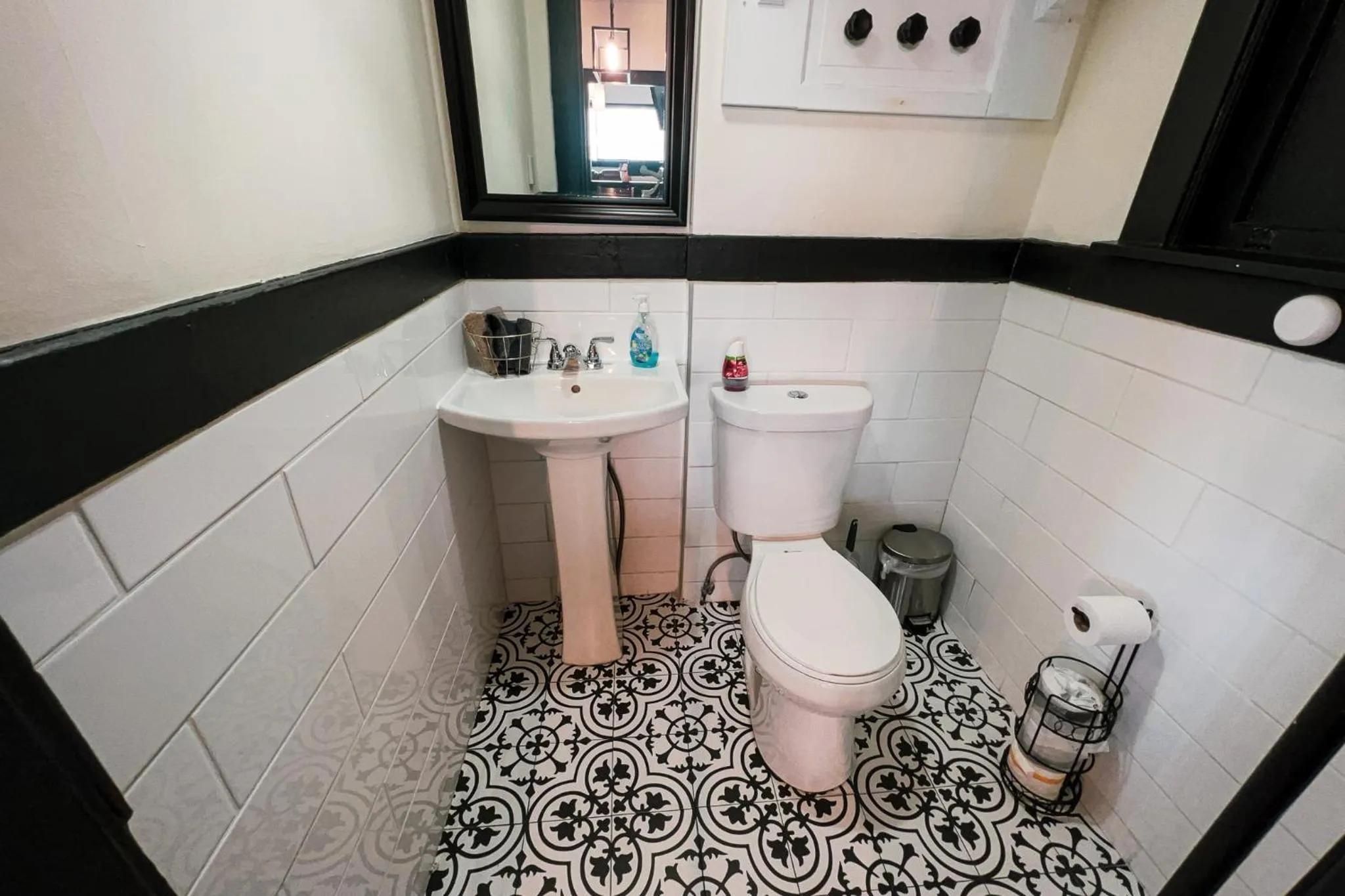 The Pub- 8BR Free Parking, Minutes From Falls & Casino