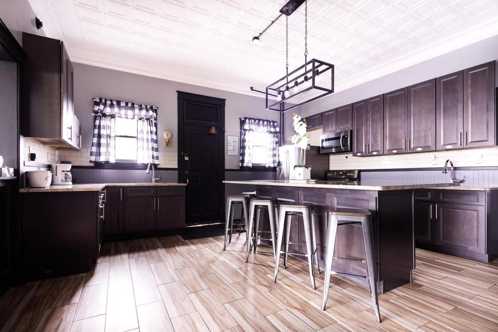 The Pub- 8BR Free Parking, Minutes From Falls & Casino