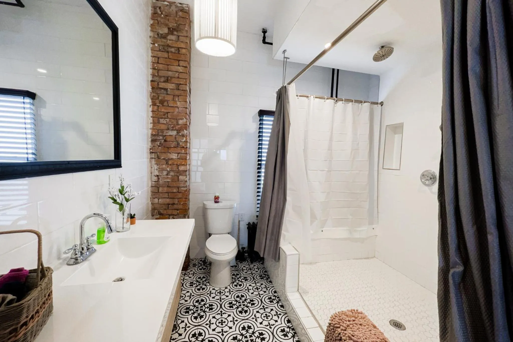 The Pub- 8BR Free Parking, Minutes From Falls & Casino