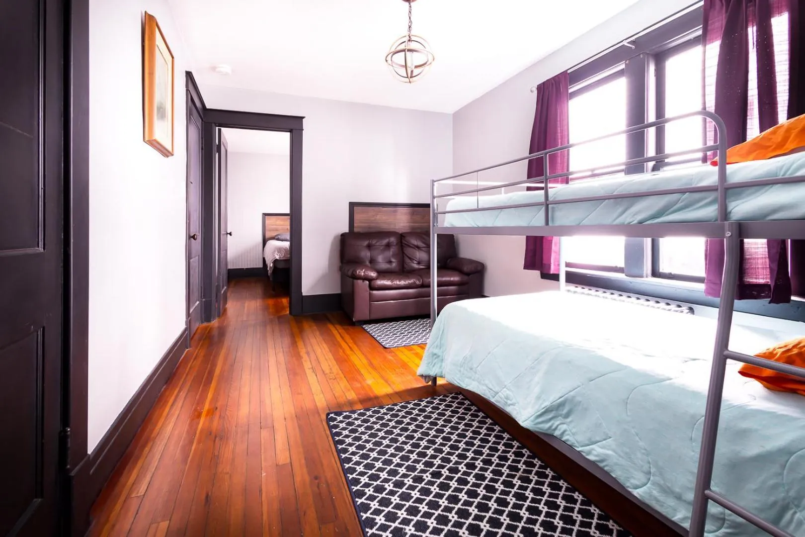 Bed in The Pub- 8BR Free Parking, Minutes From Falls & Casino