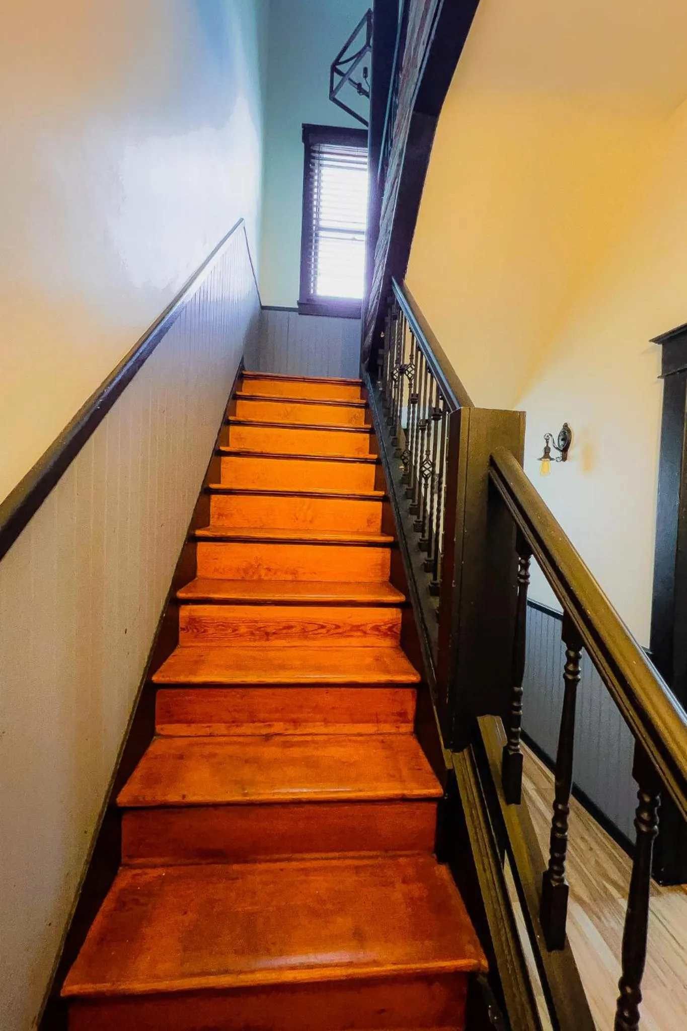 The Pub- 8BR Free Parking, Minutes From Falls & Casino